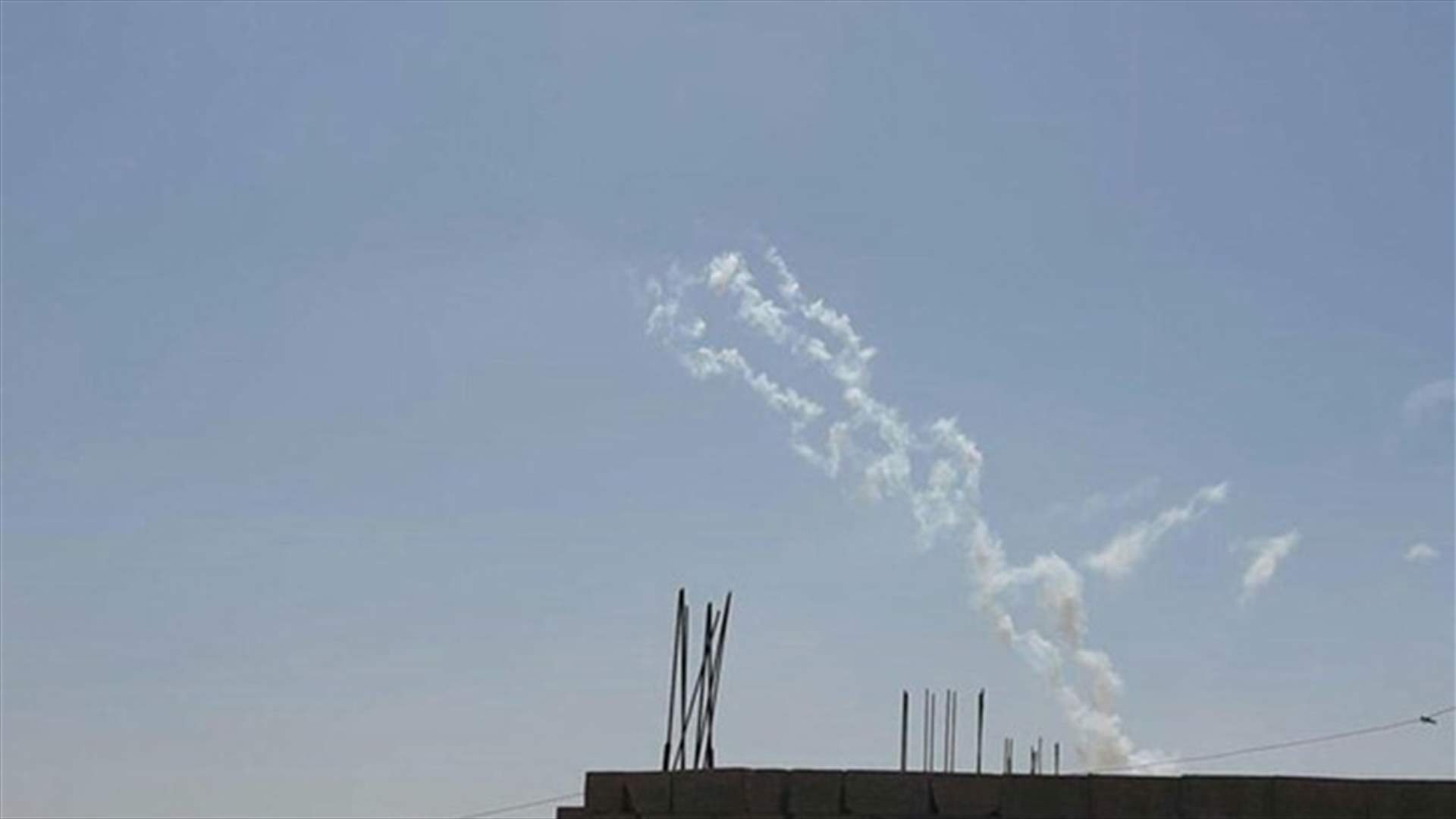 إطلاق صواريخ من قطاع غزة وإسرائيل ترد بغارة