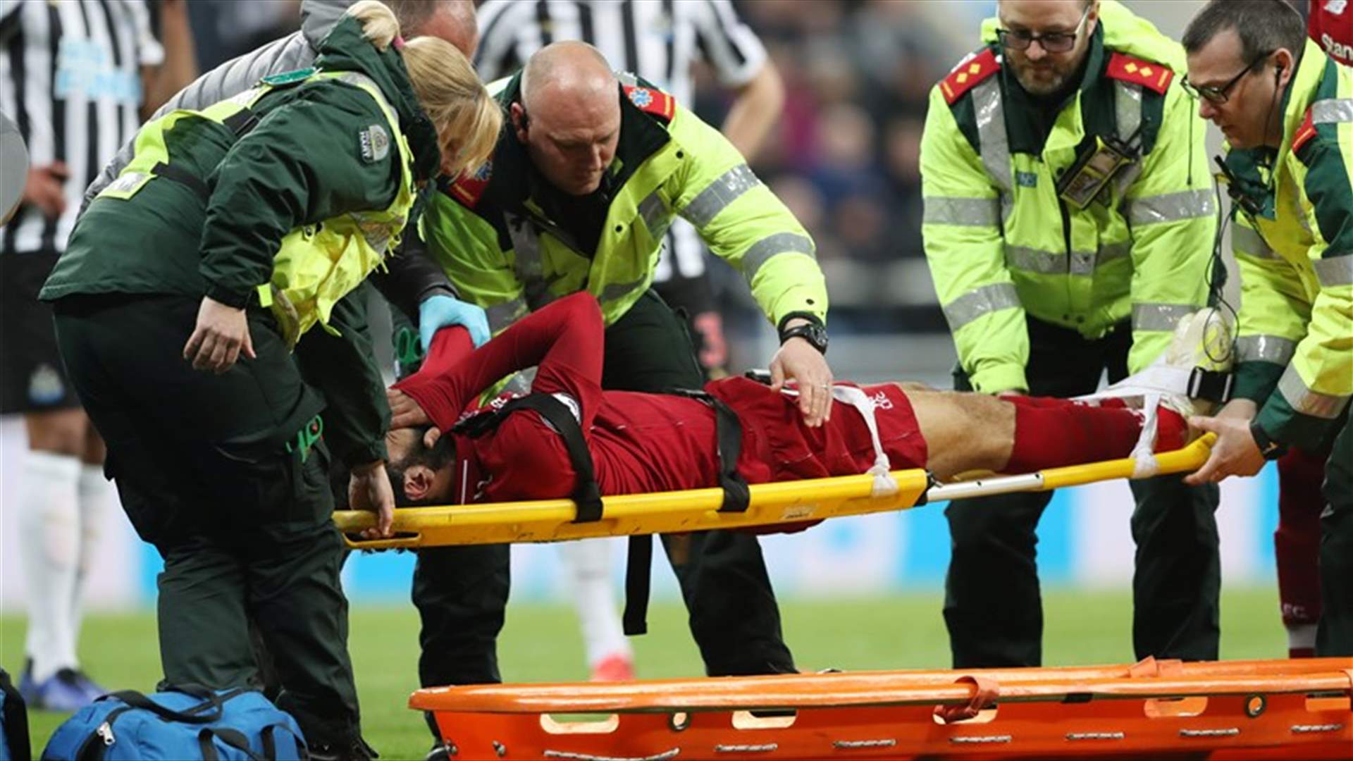 محمد صلاح يتعرض لإصابة في رأسه تُجبره على مغادرة الملعب أمام نيوكاسل (صور)
