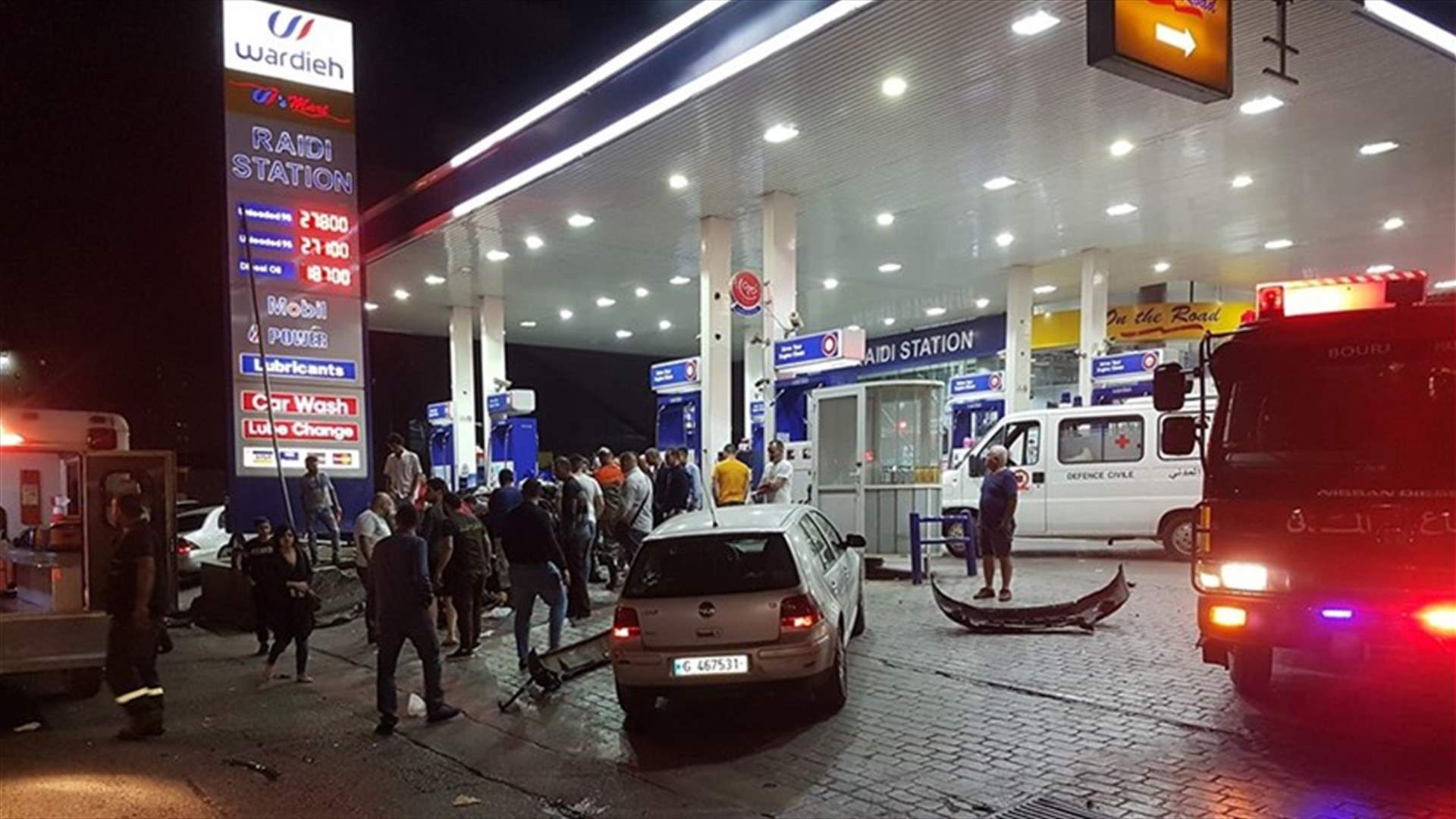 الدفاع المدني ينقذ جريحا من داخل سيارته في البوشرية - المتن (صور)