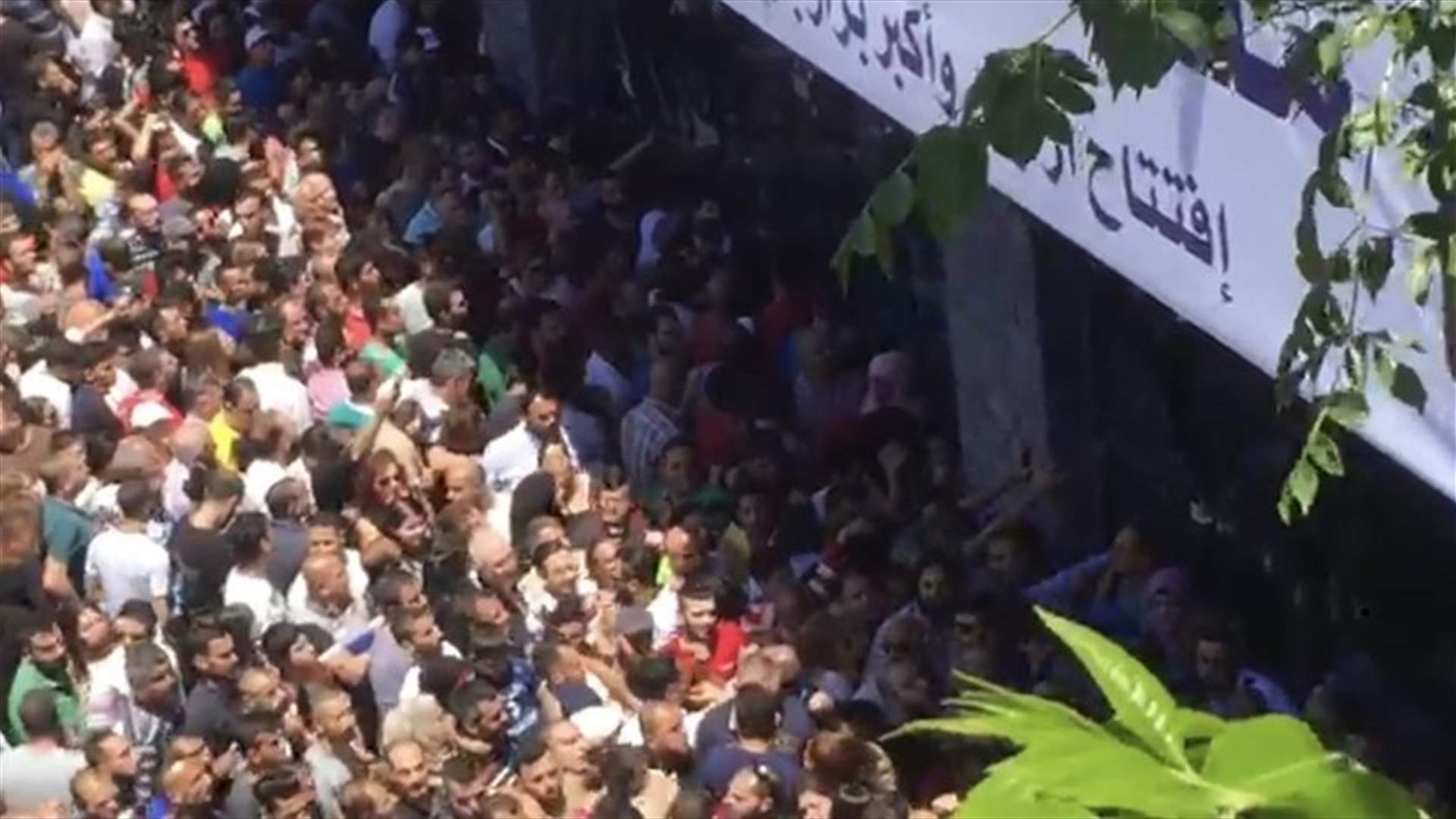 Showroom advertising massive sales causes traffic jam on Jbeil-Amchit highway