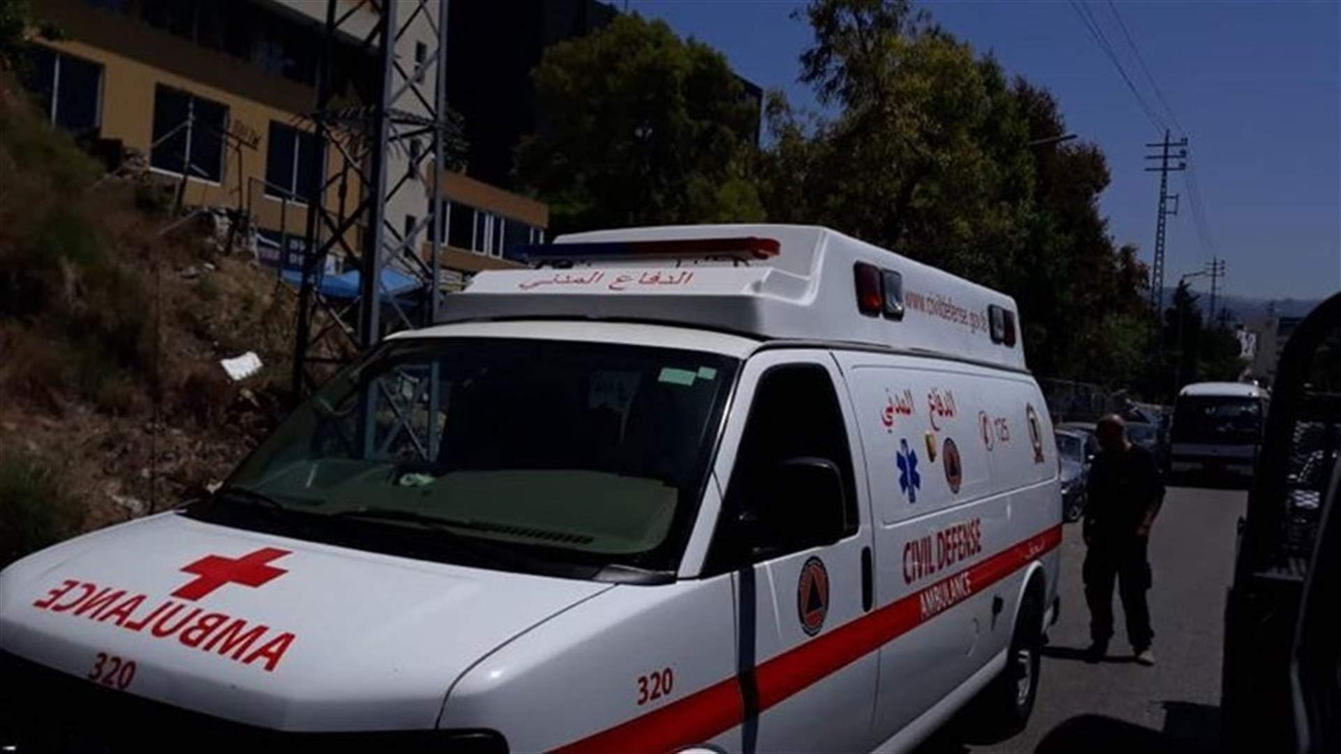 12 people injured after showroom’s glass wall collapses (Photos)