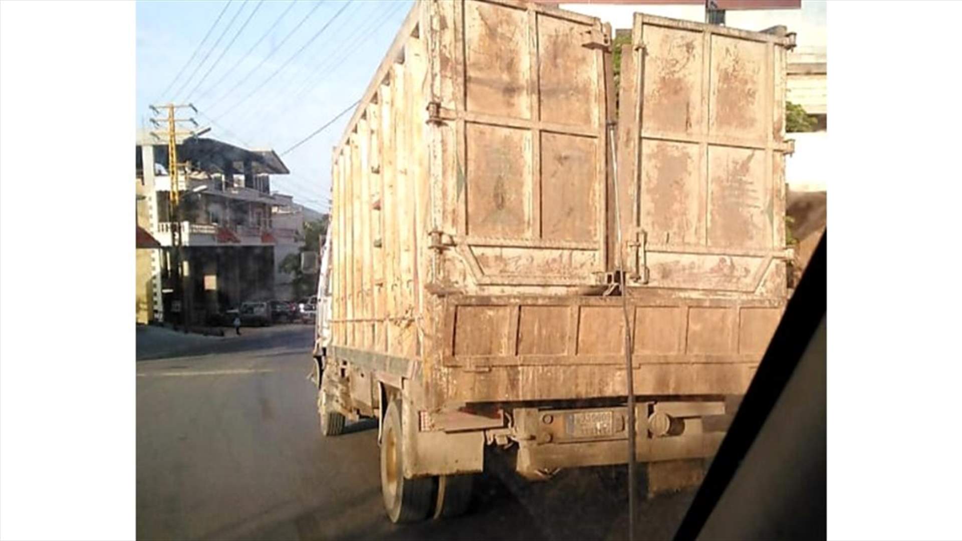 توقيف سائقي شاحنات محملة بالنفايات في فنيدق