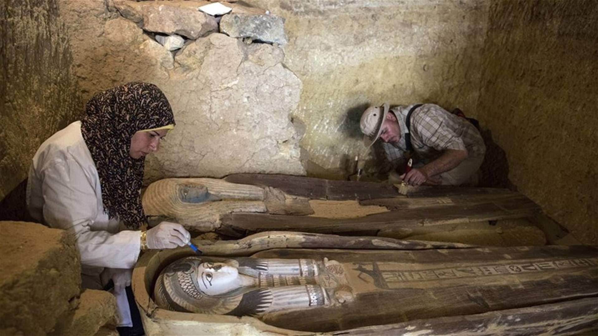 اكتشاف مقبرة أثرية عمرها 4500 سنة في منطقة الأهرامات المصرية (فيديو)