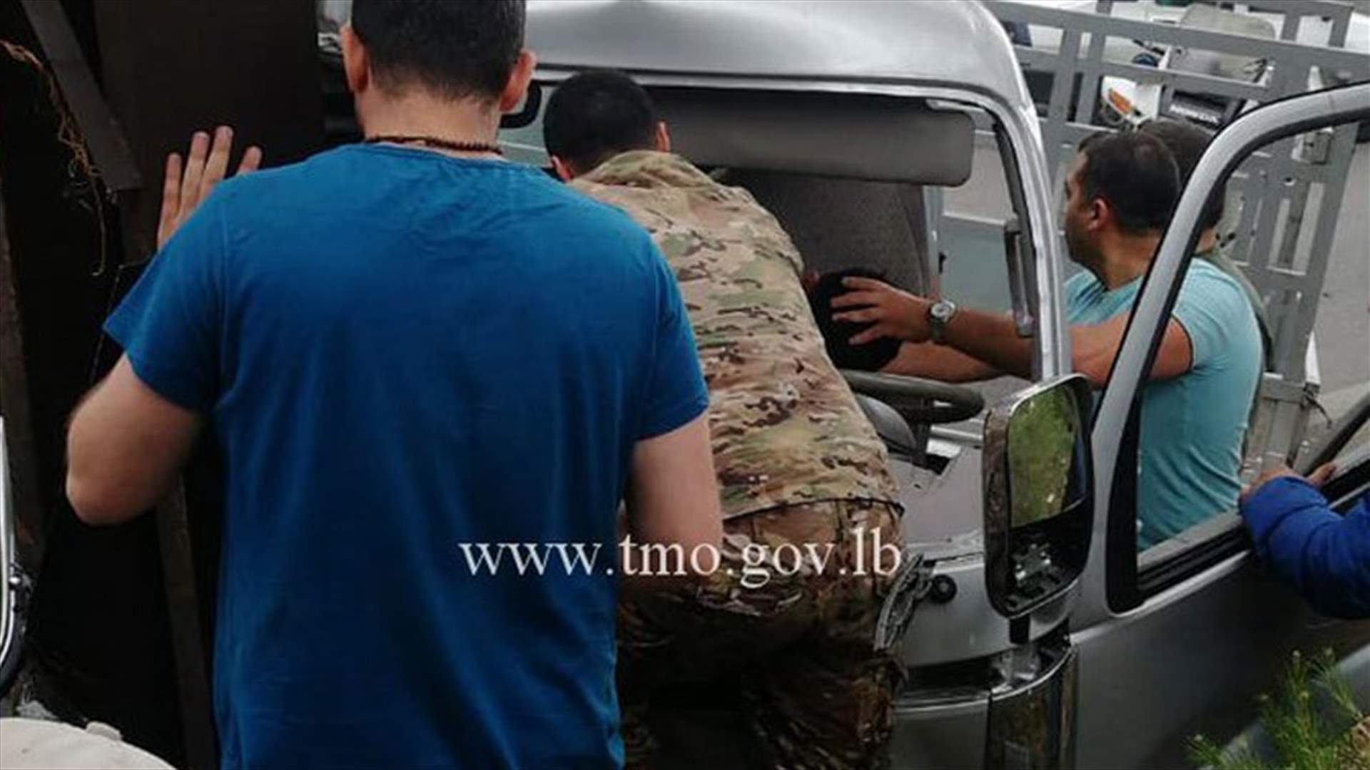 قتيل وجريحان نتيجة اصطدام "بيك اب" بعمود كهربائي على طريق عام جعيتا (صور وفيديو)