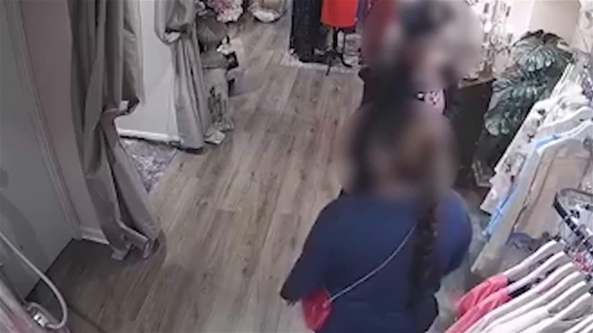 ابتكرت طريقة غريبة لسرقة الملابس من متجر فاخر... وكاميرات المراقبة فضحتها!