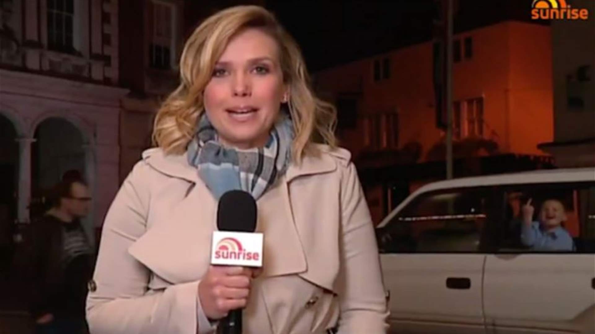 طفل صغير يحرج مراسلة مباشرة على الهواء (فيديو)