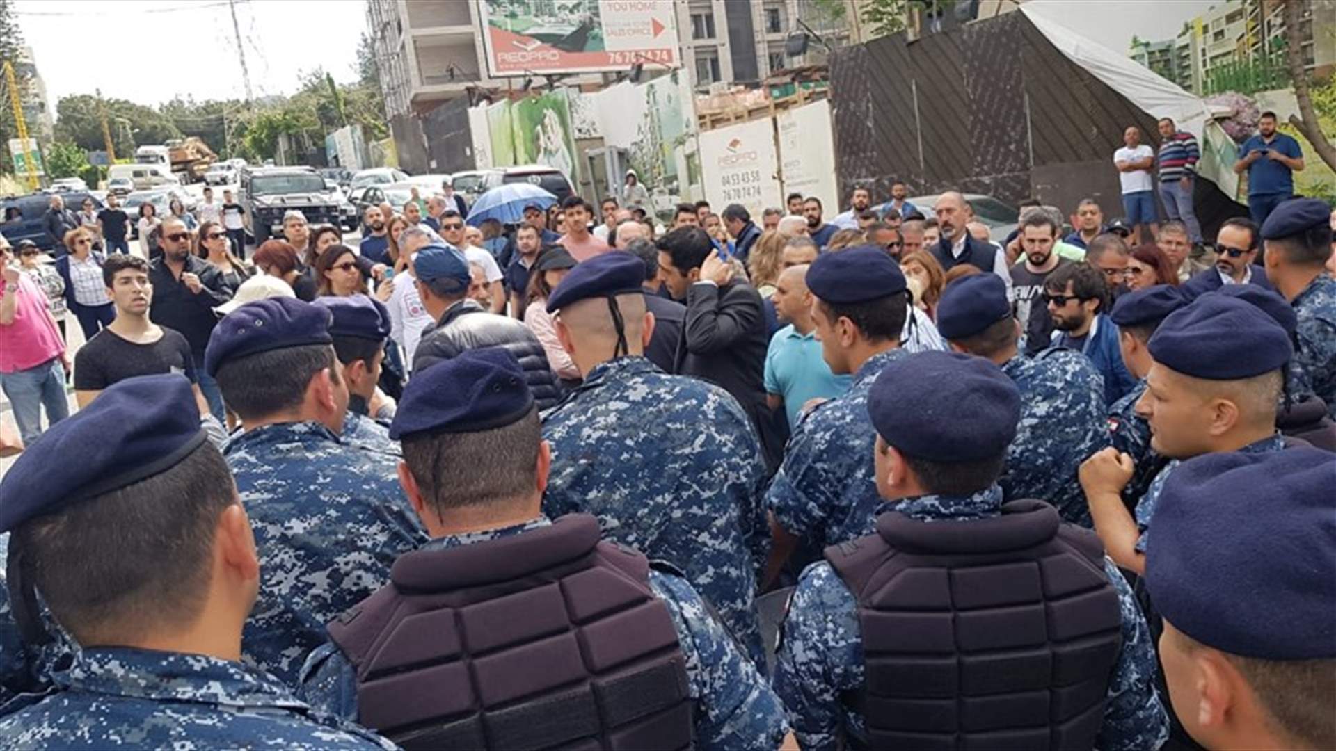 أهالي المنصورية يقطعون طريق بيت مري ويلوحون بالتصعيد (صور)