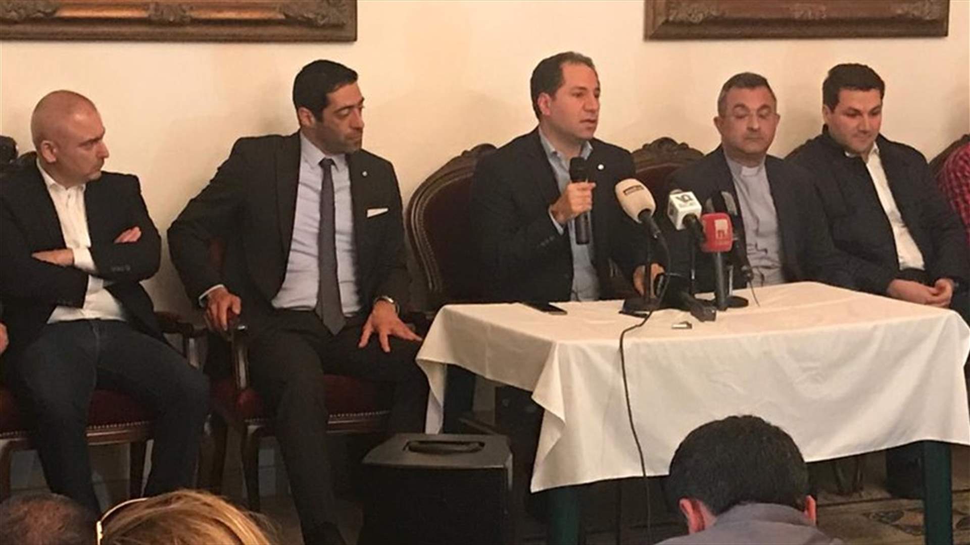سامي الجميل في وقفة تضامنية مع المحتجين في المنصورية: لوقف الاعمال فورا وتشكيل لجنة محايدة