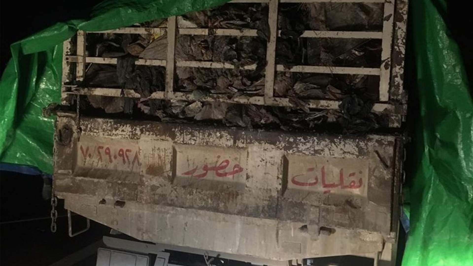 في طرابلس... توقيف شاحنة محملة بالنفايات آتية من شكا (صور)