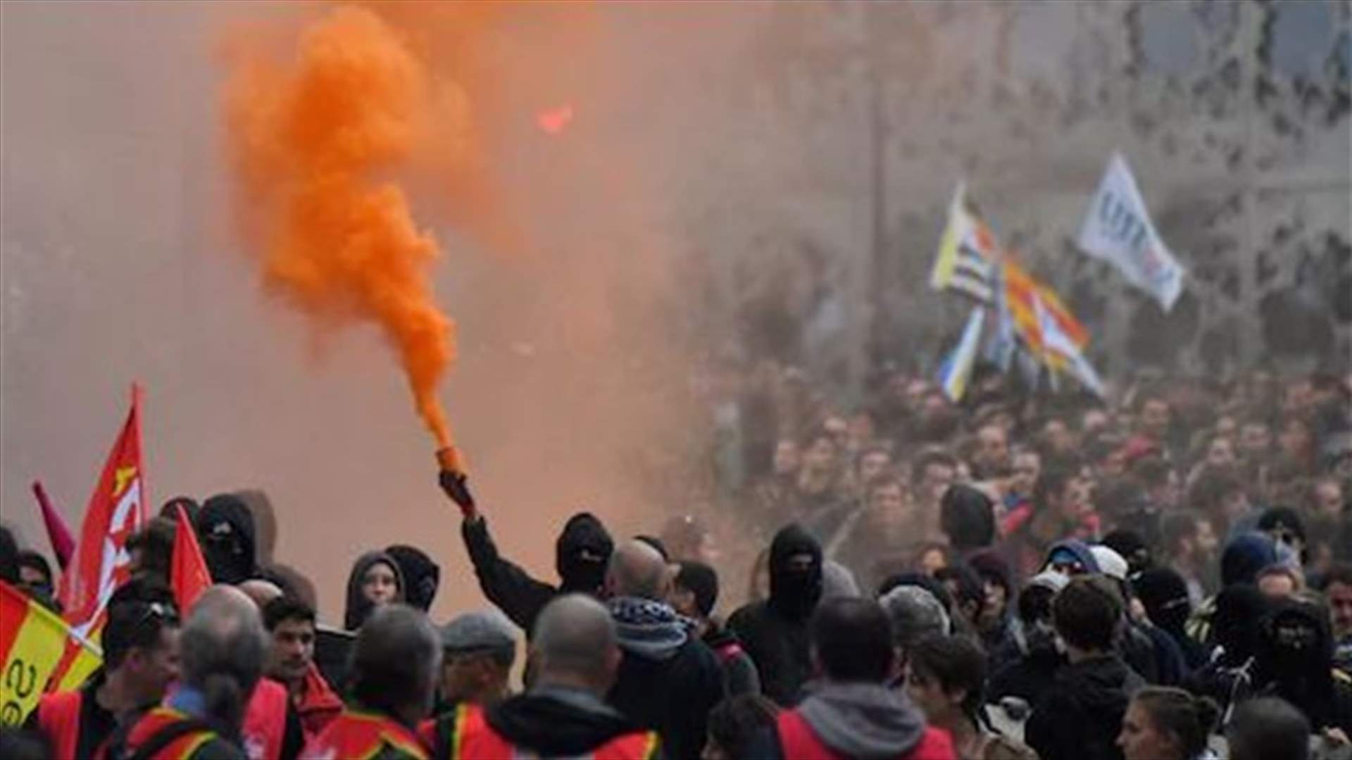 دعوات للموظفين في فرنسا إلى الإضراب والتظاهر