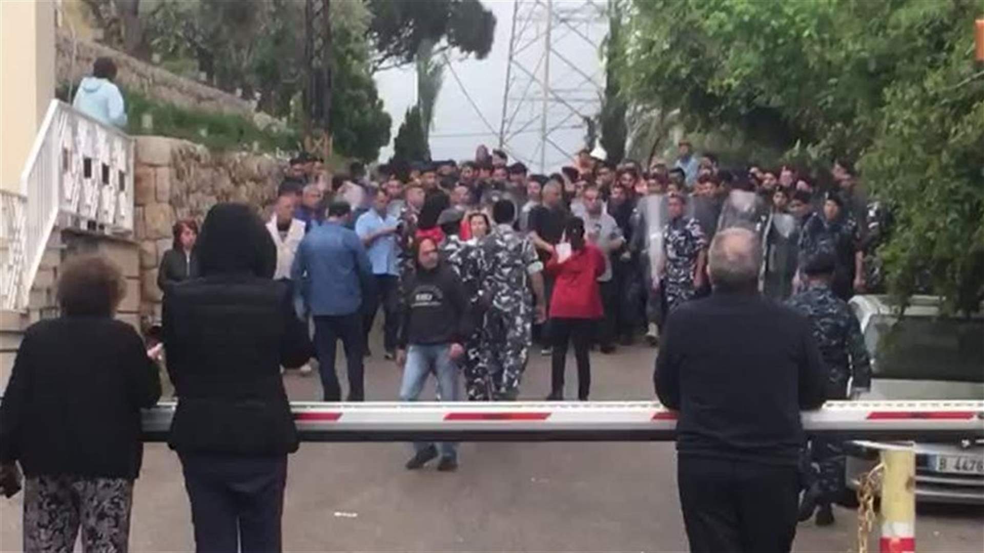 Mansourieh-Ain Saadeh residents continue their sit-in ​