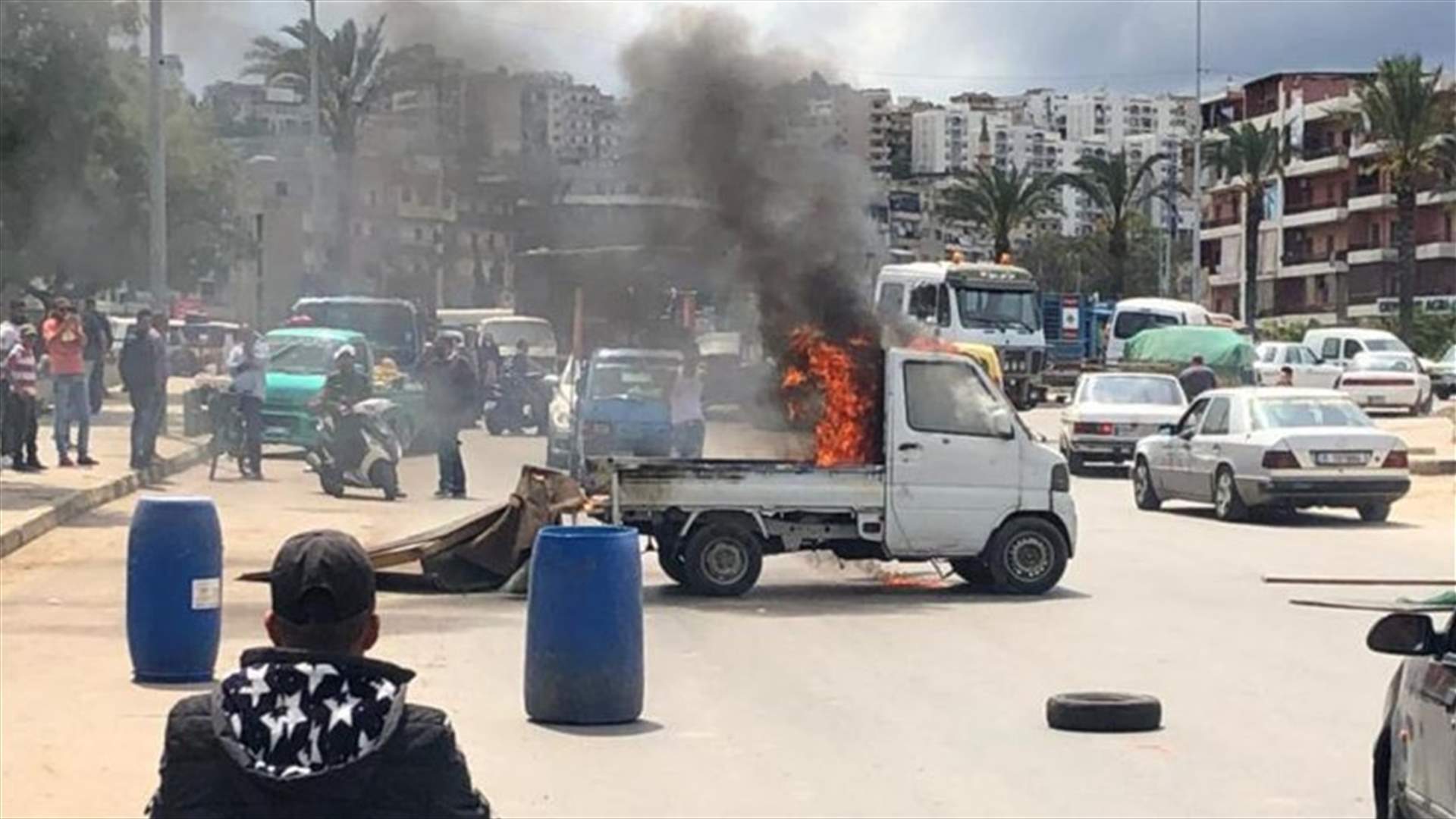 أضرم النار بشاحنته احتجاجا على ازالة البسطات في طرابلس