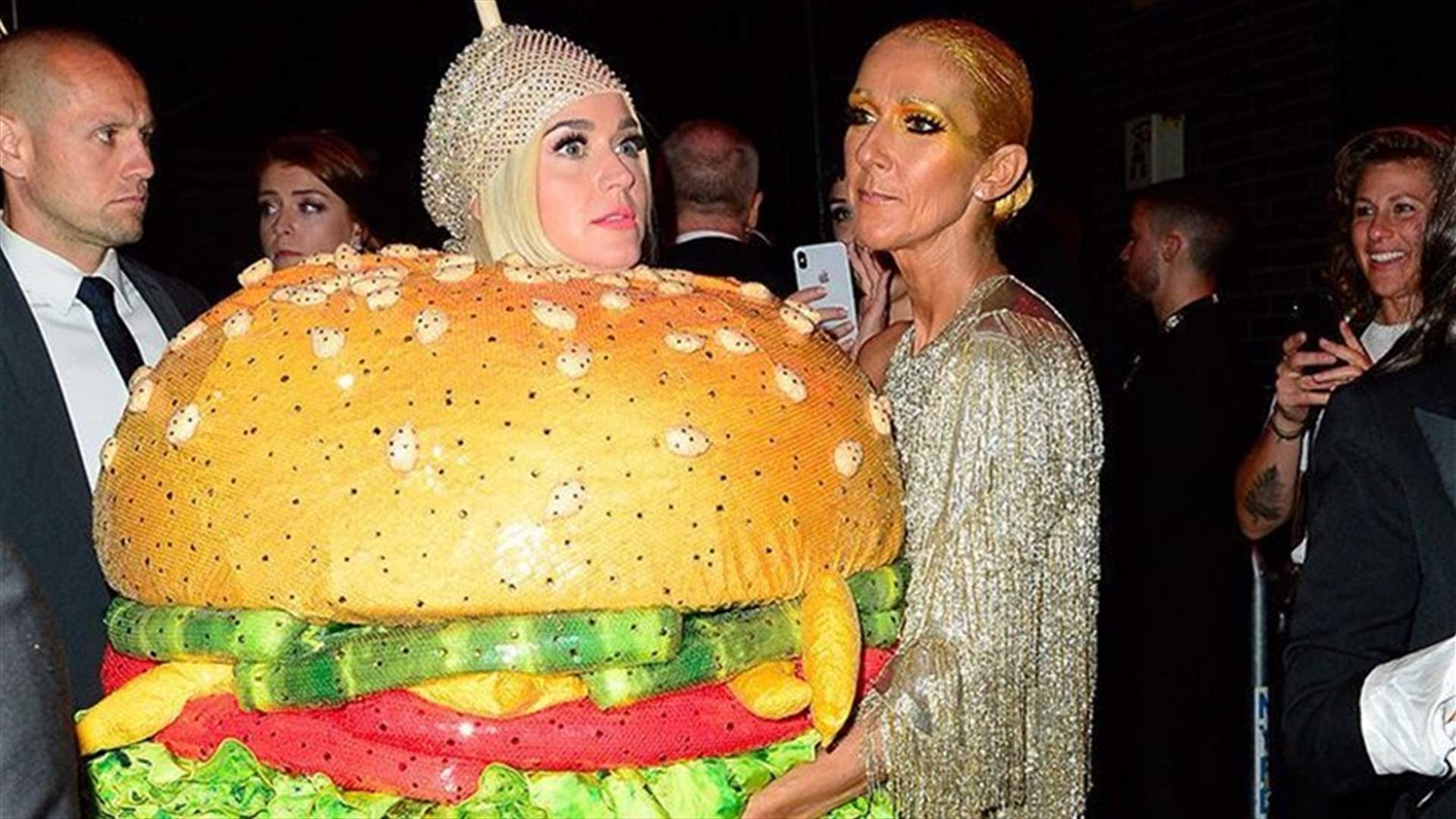 قبلة حميمة تجمع سيلين ديون وكايتي بيري في الحفل الذي تلا الـ Met Gala (صورة)