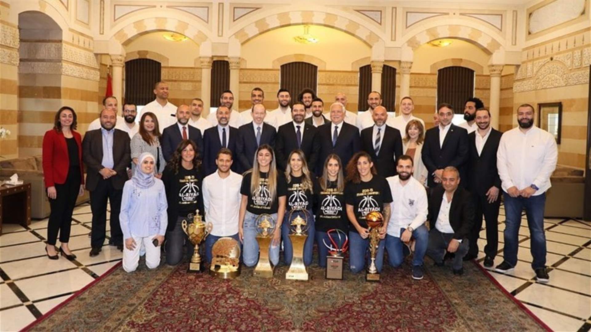 الرياضي بيروت قدم الكؤوس الستة للرئيس سعد الحريري