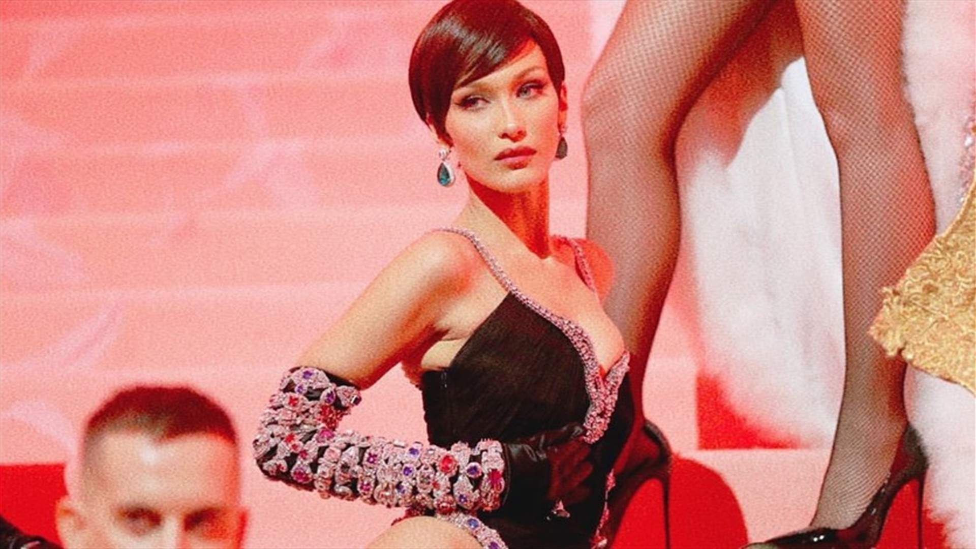 بيلا حديد تنشر صوراً غريبة برفقة صديقتها المشهورة... وتُثير الجدل