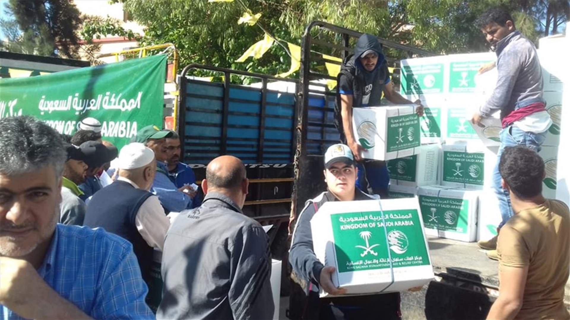 مركز الملك سلمان للاغاثة وزع مساعدات غذائية رمضانية في مخيم البداوي وسير الضنية (صور)