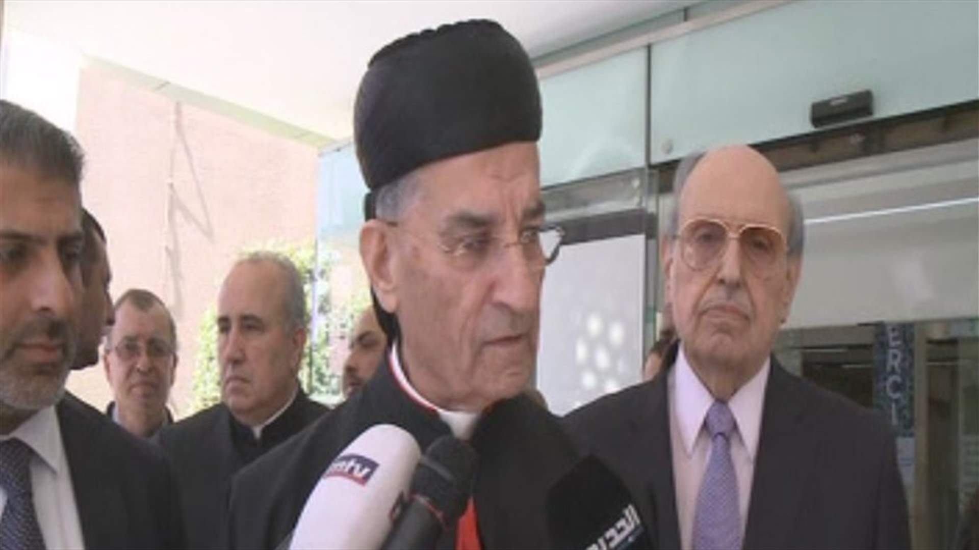 Patriarch Rai visits Sfeir at hospital