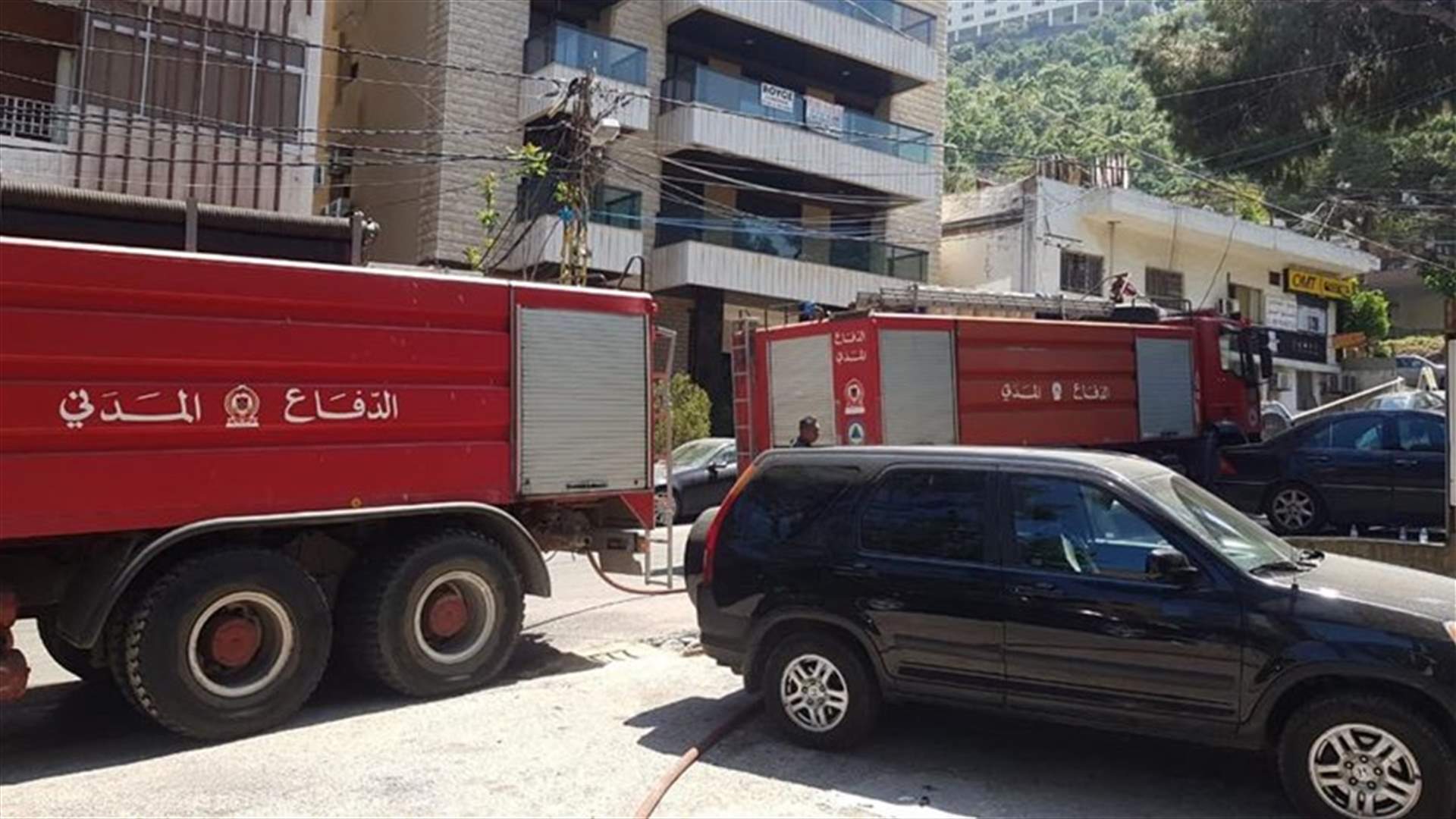 حريق داخل مستودع للمكيفات في مبنى سكني في الزلقا (صور)