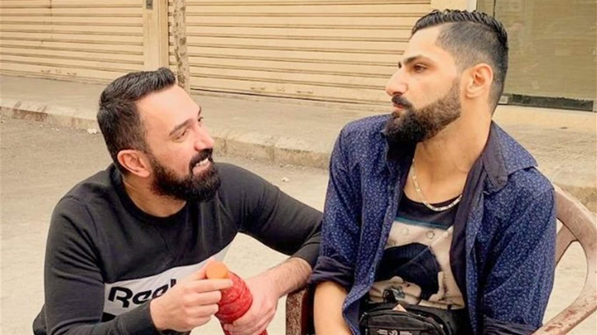 طارق سويد يبيع العصائر للصائمين في الضاحية مع "حمزة" (فيديو)
