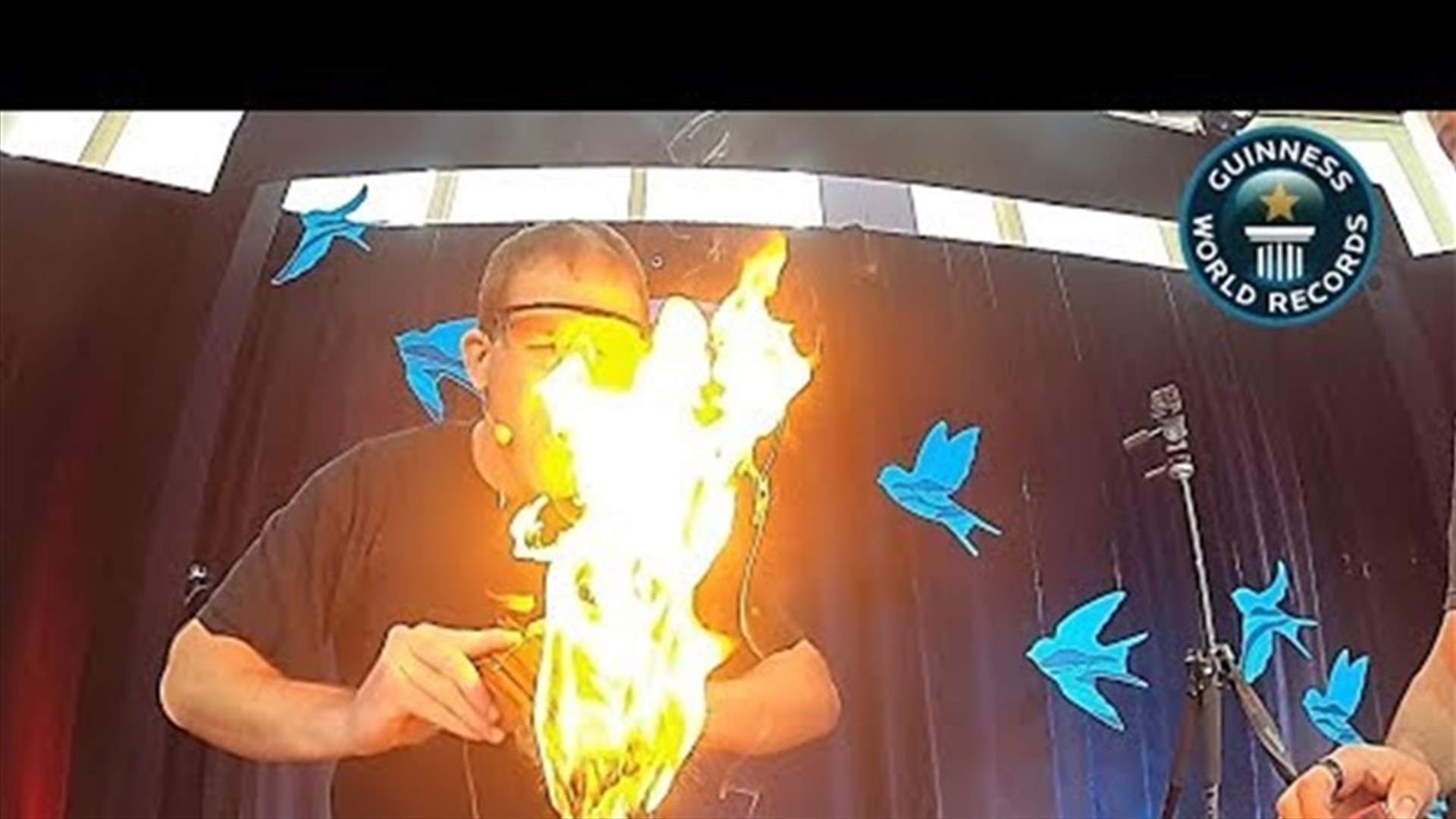 أشعل 100 شمعة في فمه لمدة 30 ثانية... فدخل موسوعة غينيس (فيديو)