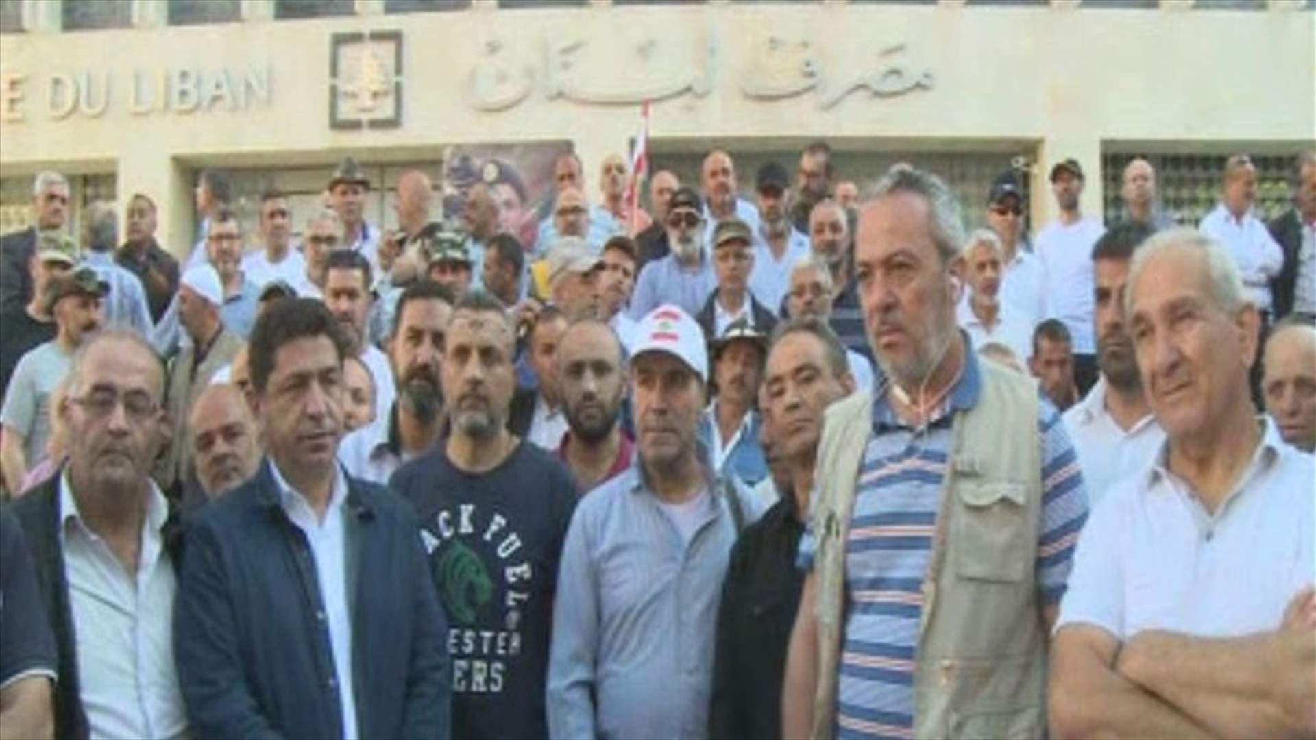 Retired servicemen block central bank entrances (Photos)
