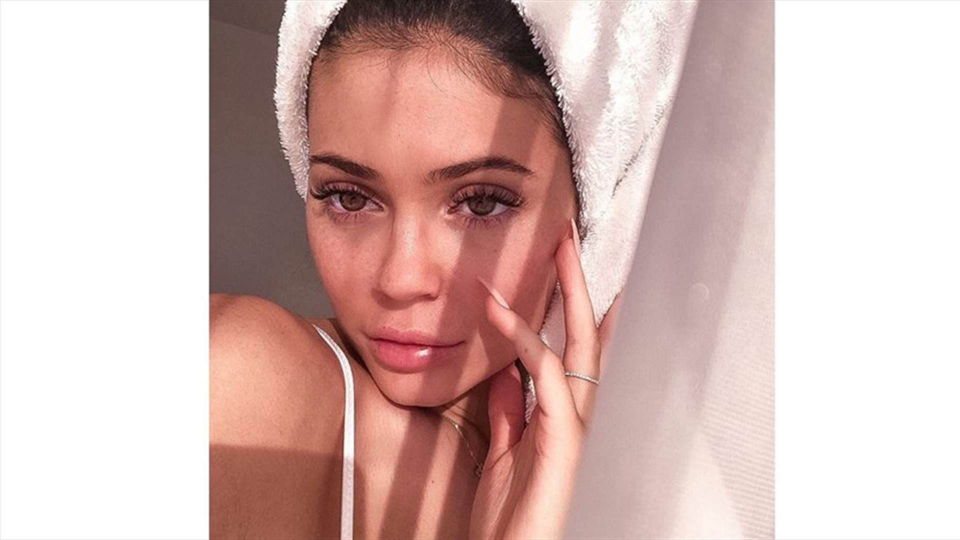 كايلي جينر من دون مكياج ترويجاً لمستحضرات العناية بالبشرة الخاصة بها