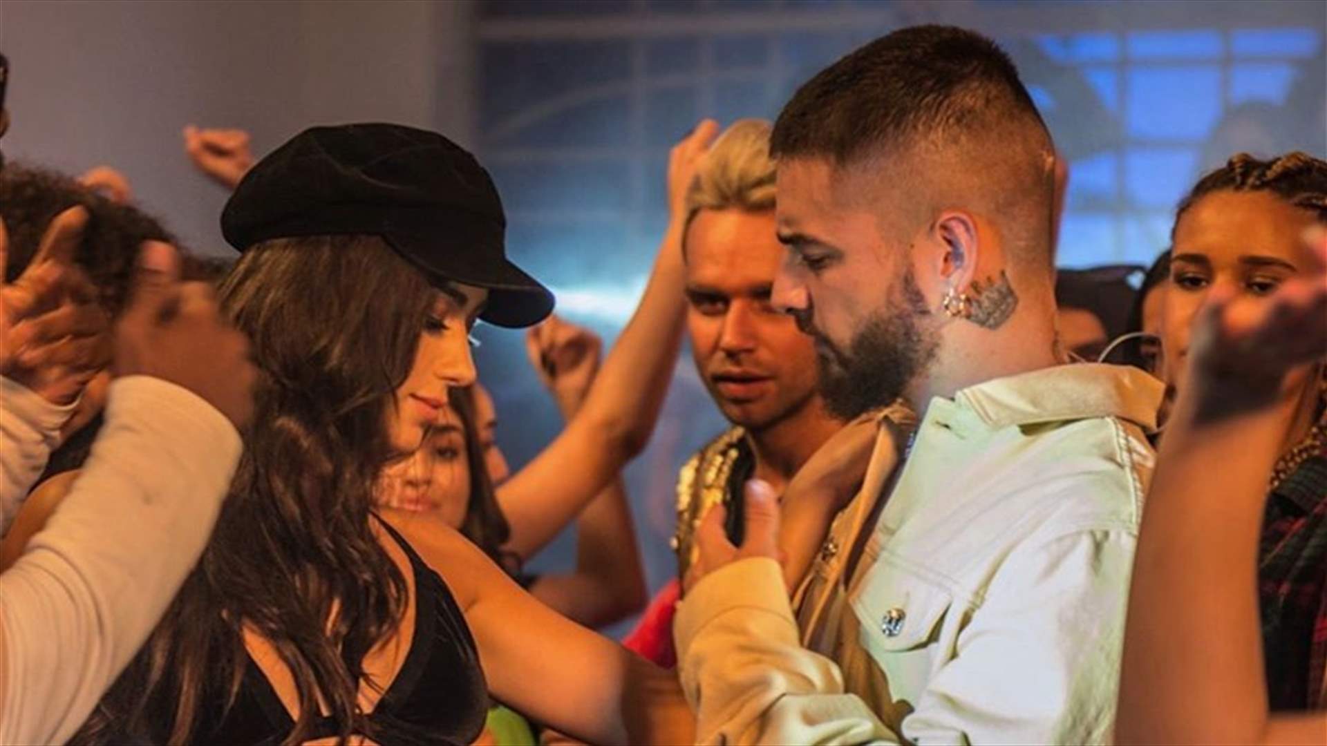 عارضة أزياء عربية تخطف الأنظار في فيديو كليب لنجمين عالميين! (فيديو)