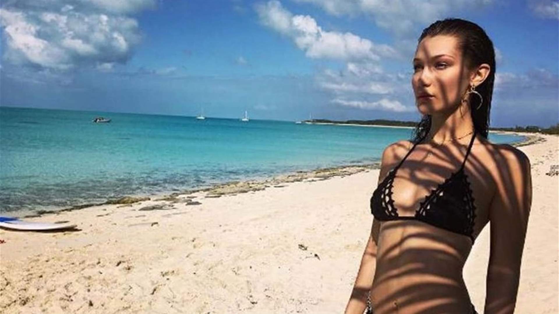 بيلا حديد شبه عارية على شاطئ ماليبو...