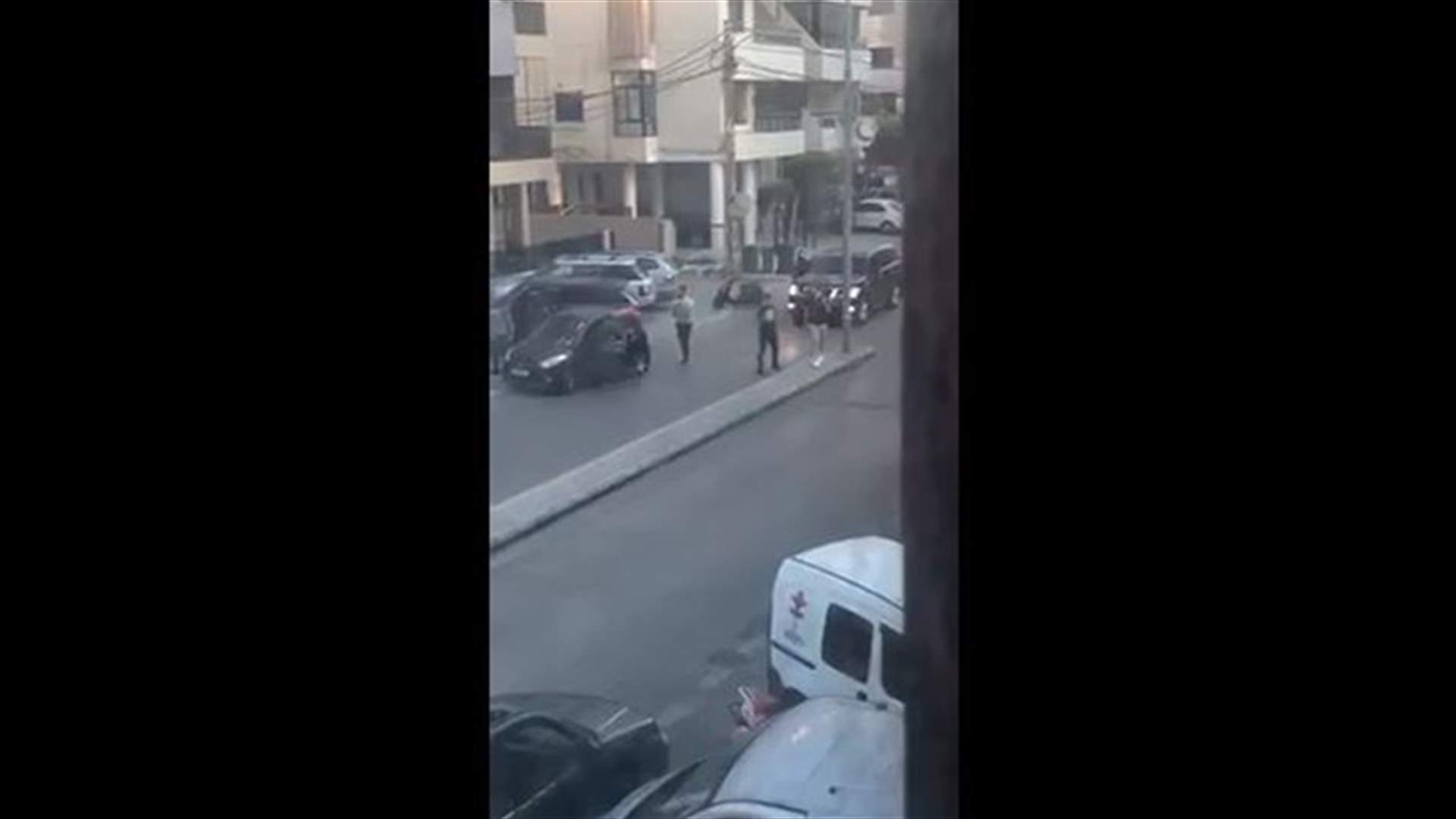خوف وهلع في السانت تيريز... شبان ترجلوا من سياراتهم وأطلقوا النار عشوائيا وفرّوا (فيديو)