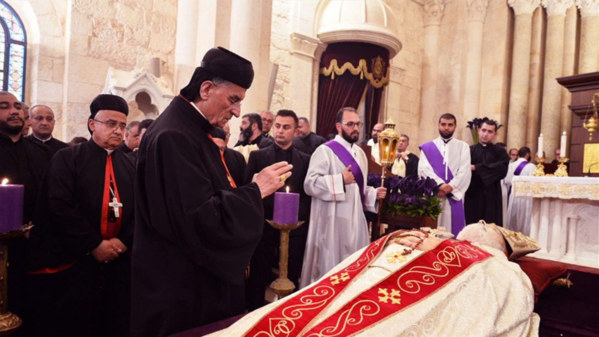 في صورة مؤثرة... الراعي يُلقي النظرة الأخيرة على البطريرك صفير