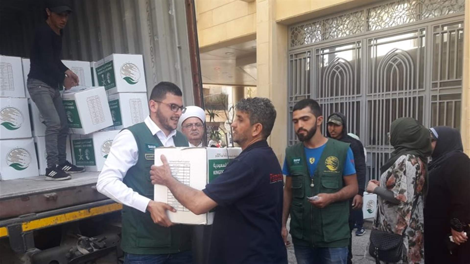 توزيع سلال رمضانية على لبنانيين ونازحين سوريين ولاجئين فلسطينيين