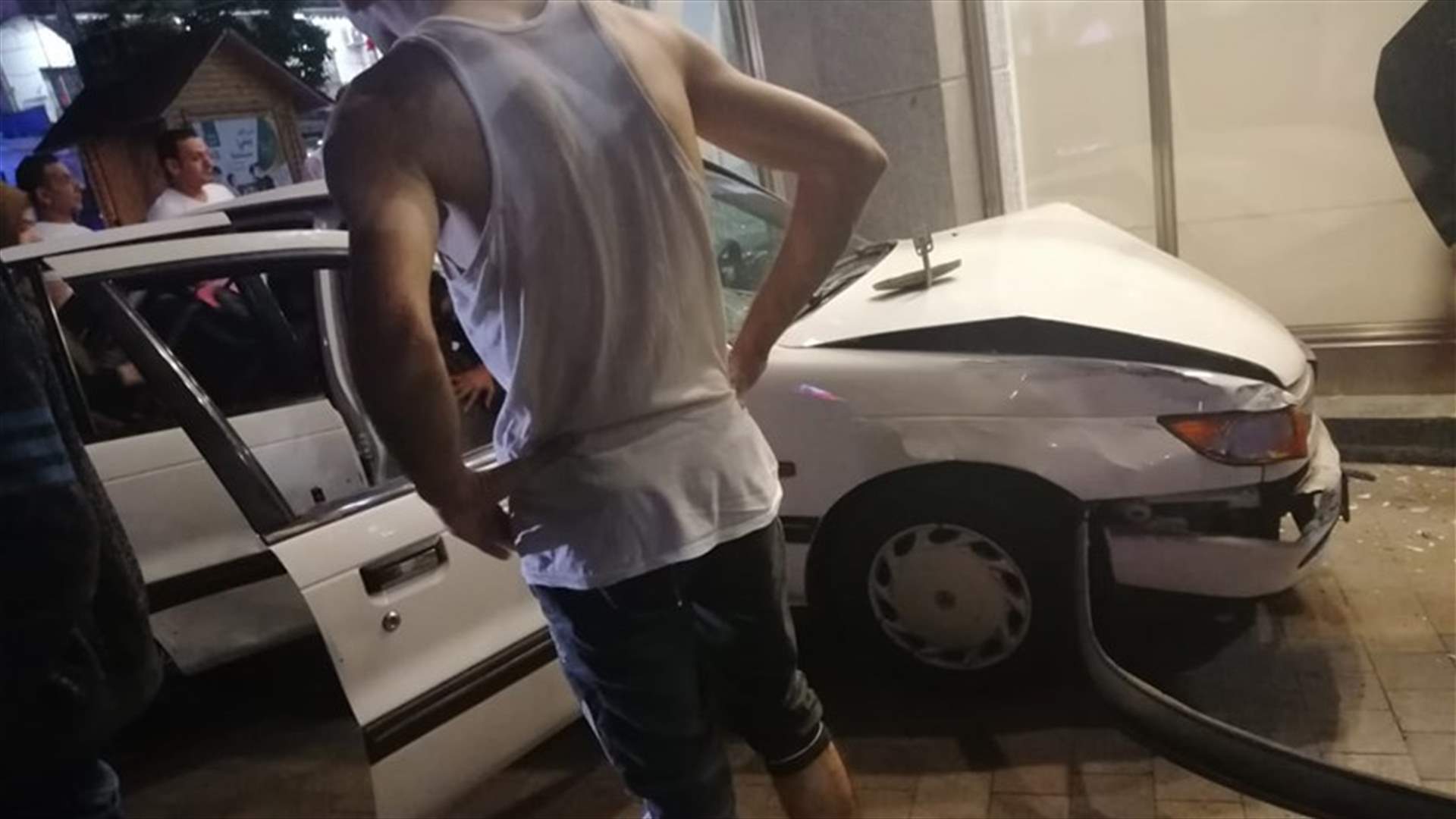 فقدت السيطرة على سيارتها في صيدا... (صورة)