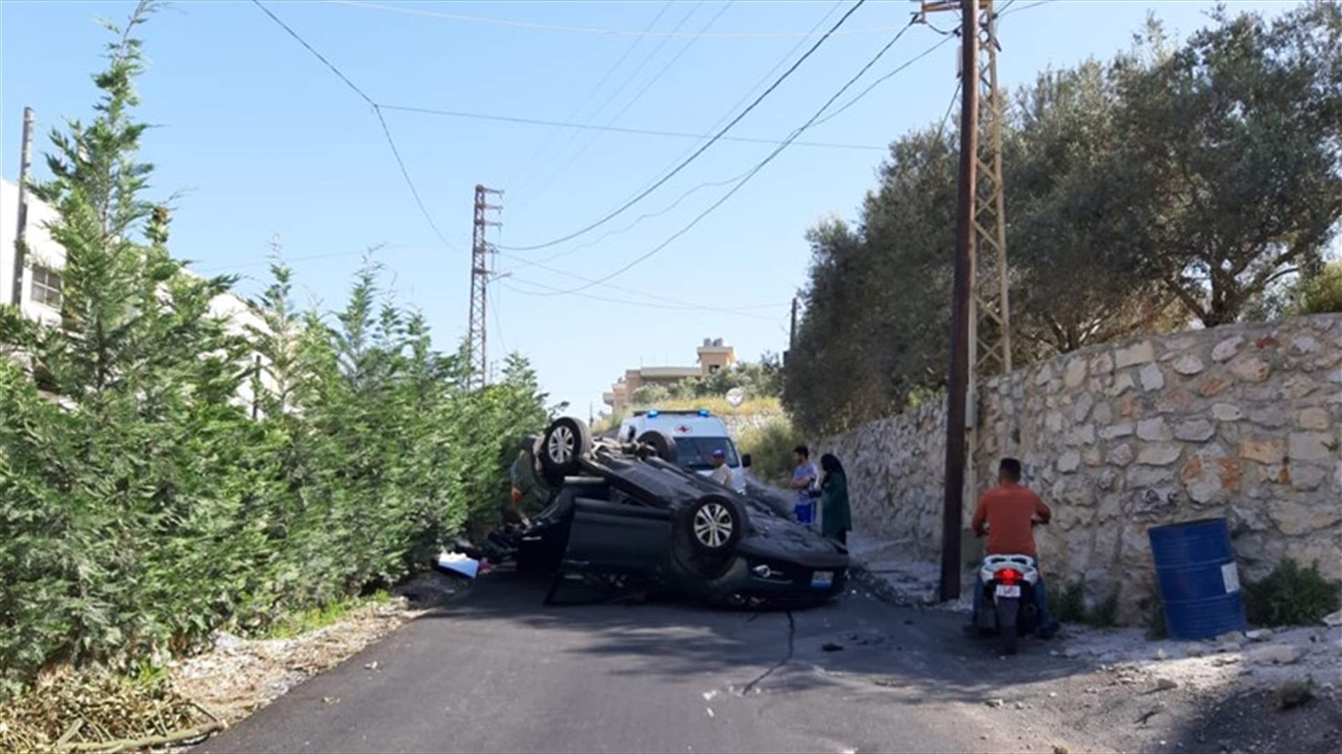جريح بانقلاب سيارته على طريق الدوير عبا (صورة)