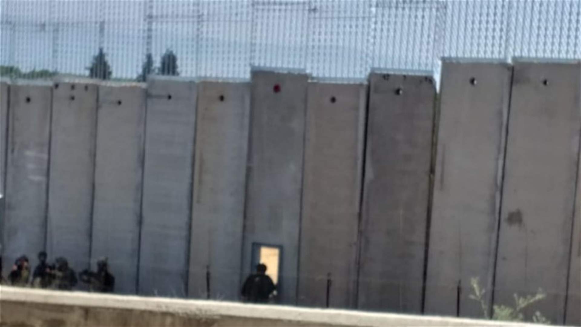 قوة من الجيش الاسرائيلي فتحت البوابة الحديدية الموجودة في الجدار الاسمنتي...