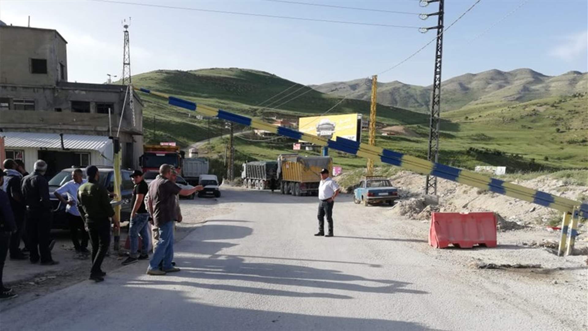 أهالي عين دارة يمنعون الشاحنات من دخول الكسارات في ضهر البيدر... واعتصام مفتوح