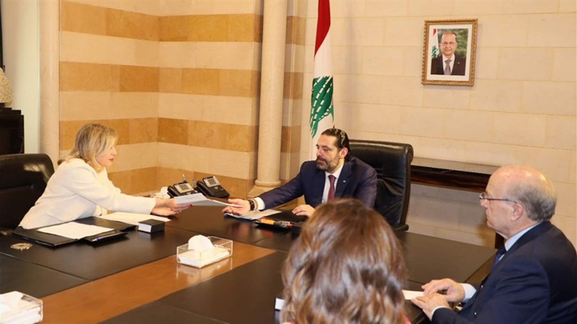 الحريري تسلم من كلودين عون مشروع قانون لإقرار حق المرأة اللبنانية بمنح جنسيتها لأولادها