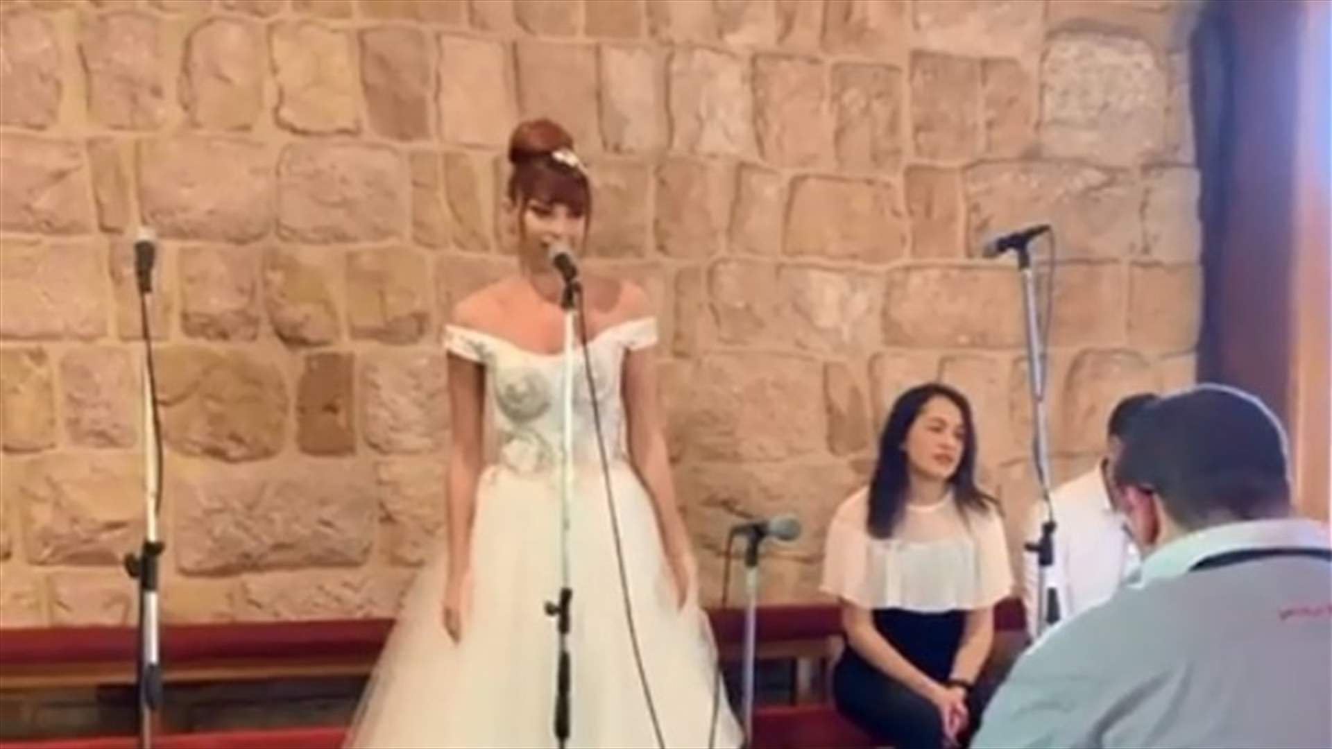 داليدا خليل ترتّل في الكنيسة.. هذا ما حصل في كواليس تصوير أسود (فيديو)