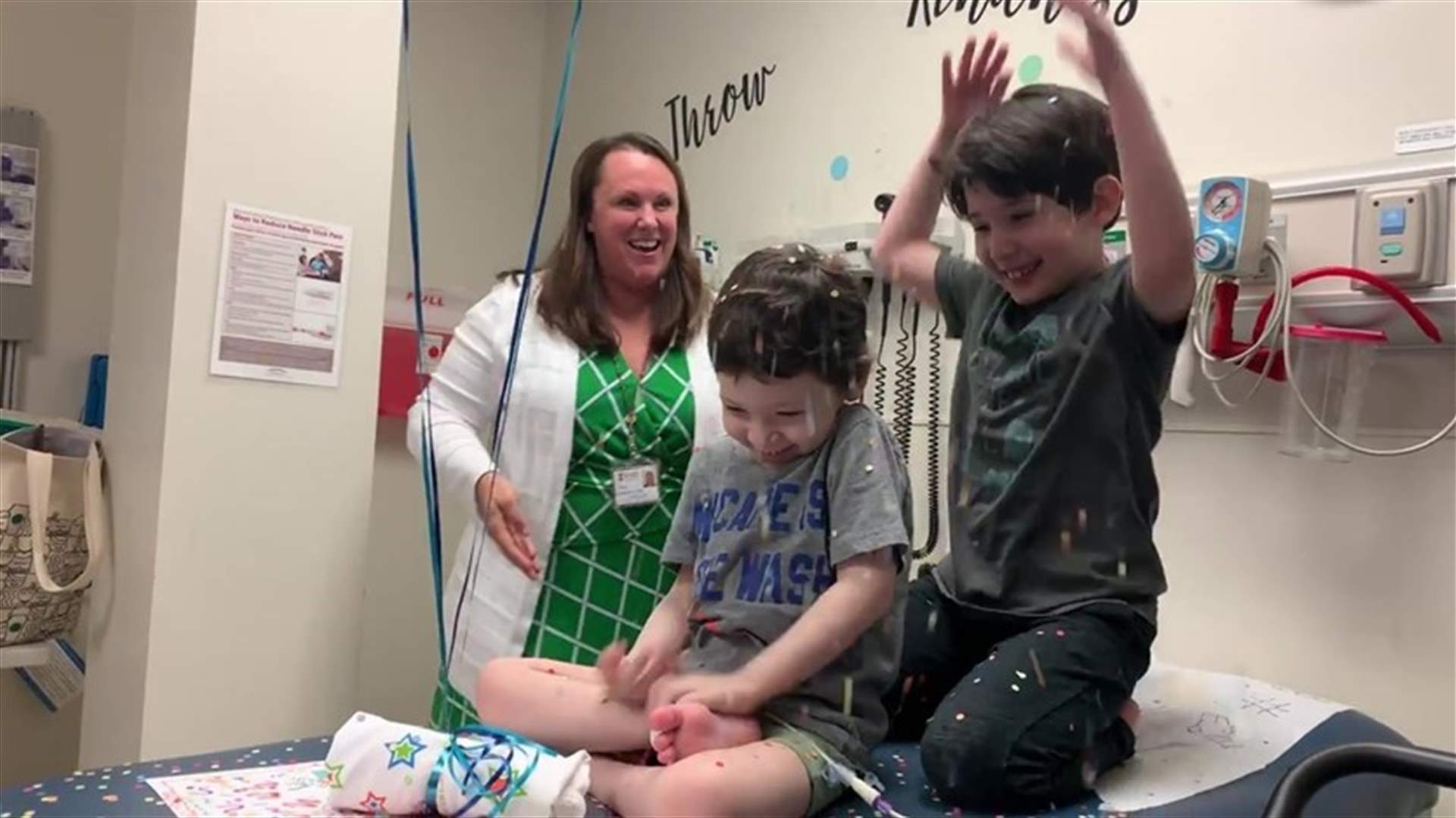 فرحة تأسر القلوب... ابن الخمس سنوات يحتفل بتغلّبه على مرض السرطان (فيديو)