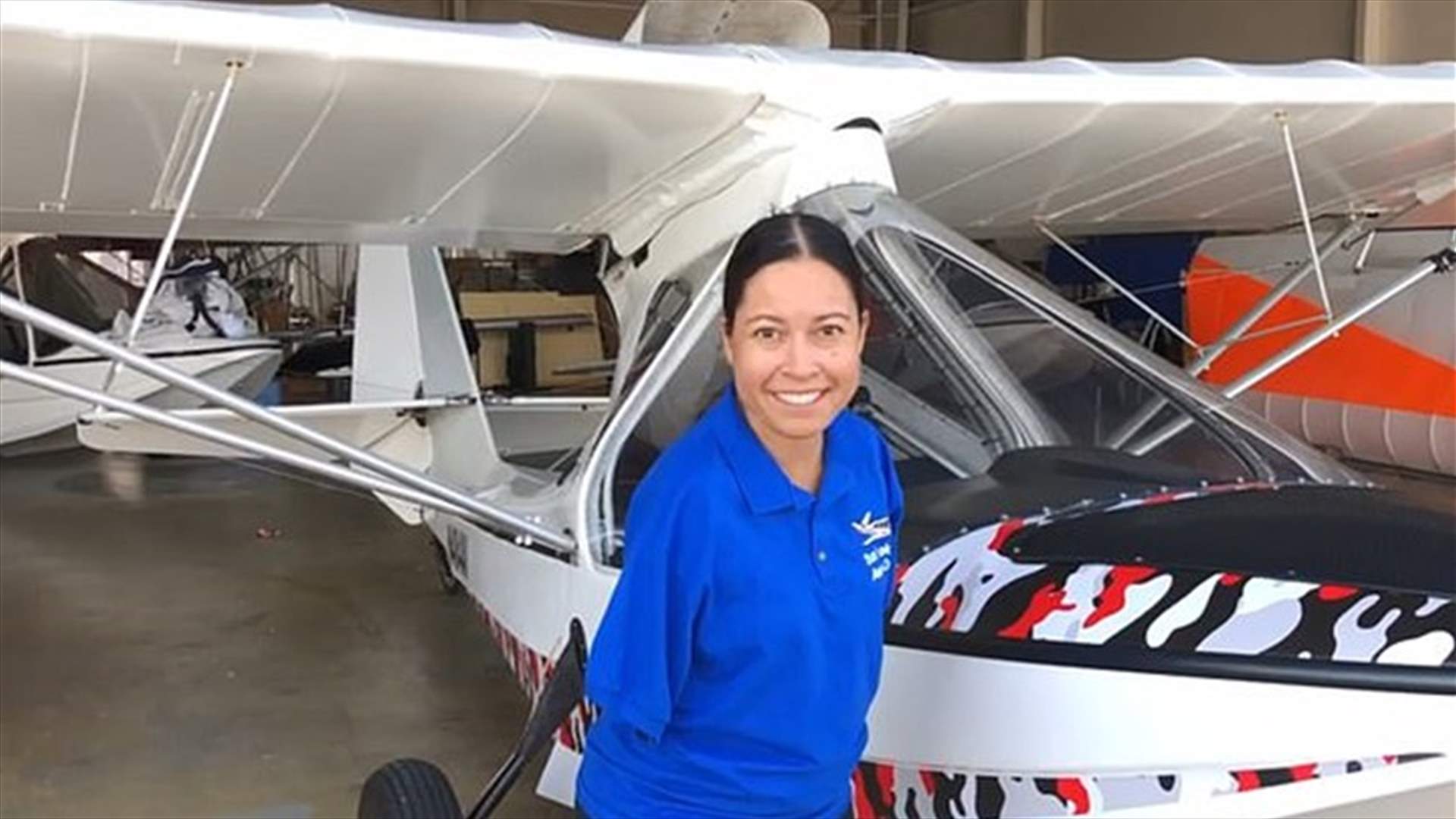 للمرة الأولى في الولايات المتحدة... شابة تقود الطائرة بدون ذراعين! (فيديو)