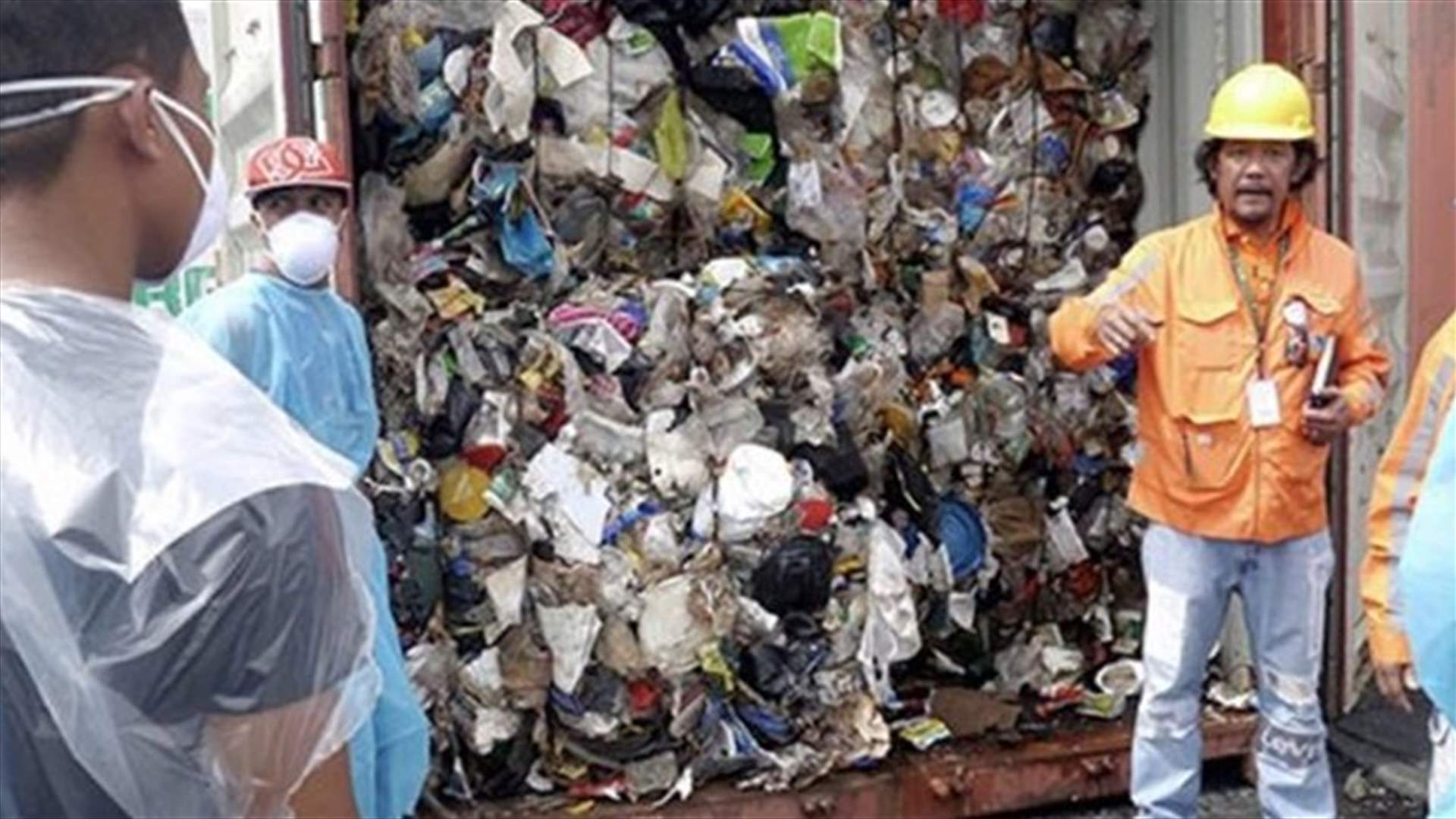 رئيس الفلبين يأمر بإعادة النفايات إلى كندا...