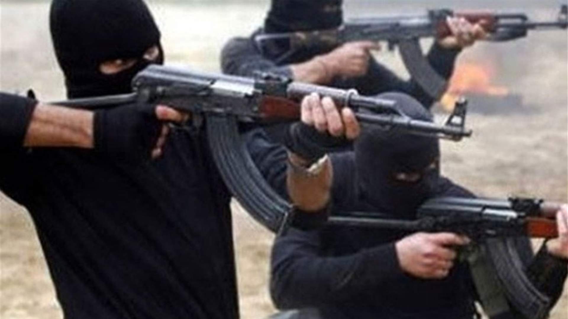 مسلحون مجهولون يسلبون شخصاً على طريق رياق بعلبك...