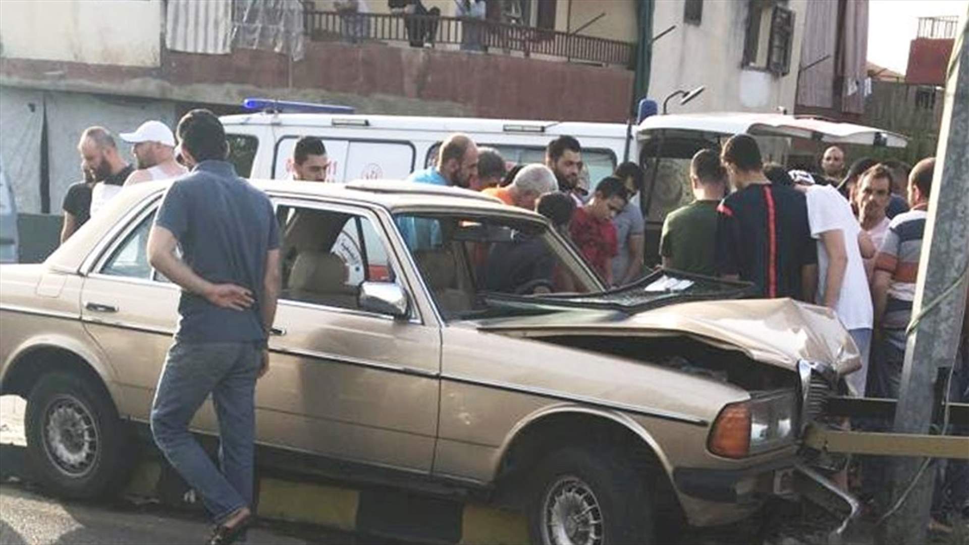 جريحان باصطدام سيارة بعمود انارة في بخعون- الضنية