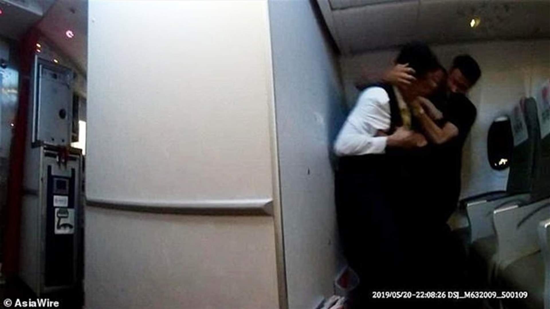 حاول فتح باب الطائرة خلال رحلة جوية... فيديو وثّق لحظات الذعر!