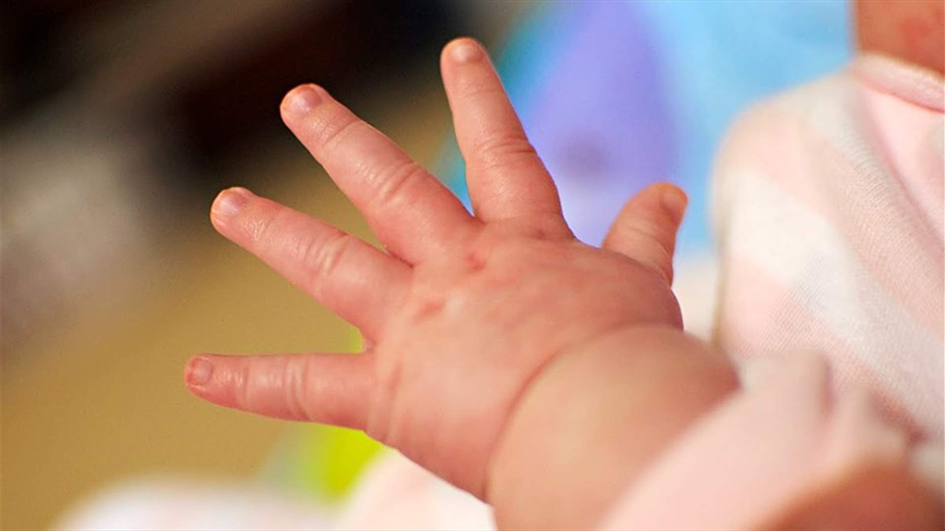 طفلة ولدت بـ14 إصبعاً تجري عملية جراحية لتصحيح التشوّه... فهل نجحت؟