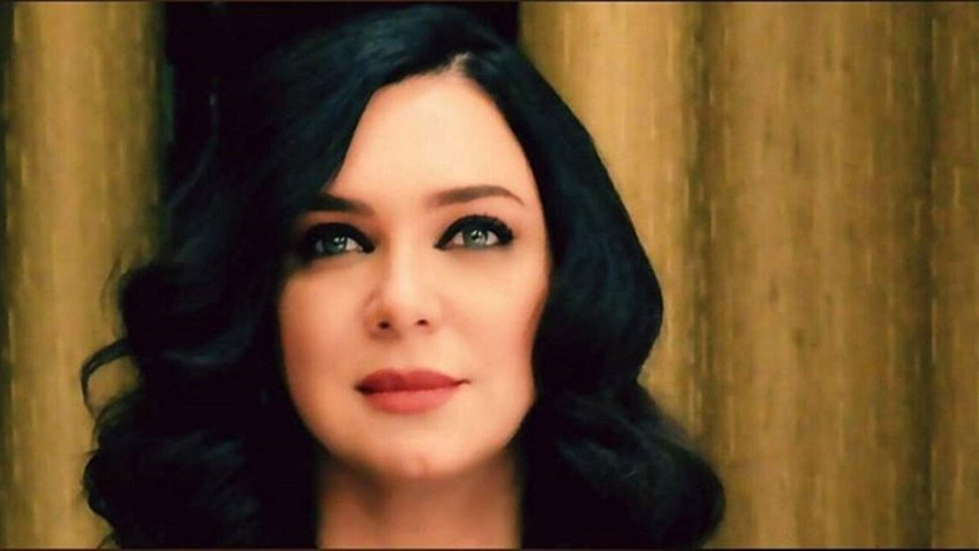 سلاف فواخرجي بيدٍ مُضمّدة.. هكذا ظهرت بعد خروجها من المستشفى (فيديو)