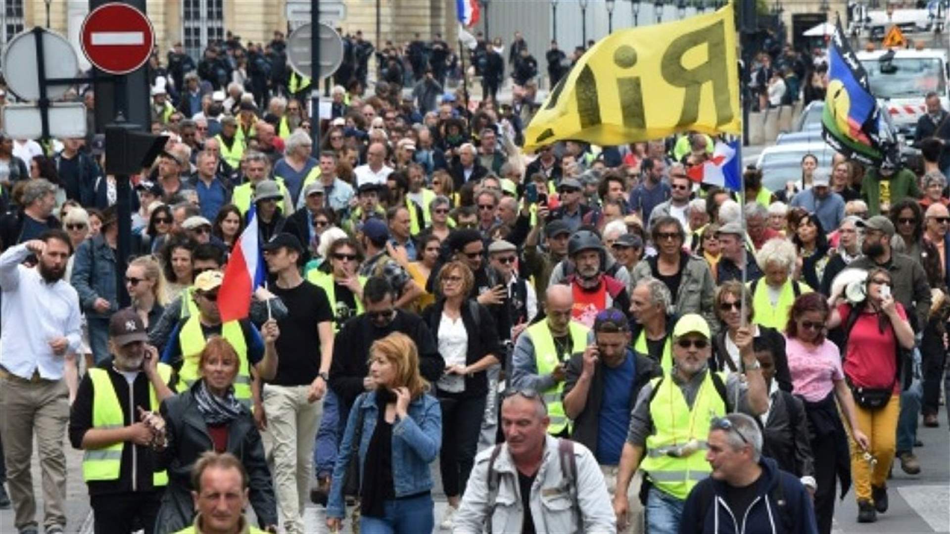 نواة صلبة من محتجي "السترات الصفراء" تواصل التظاهر في فرنسا
