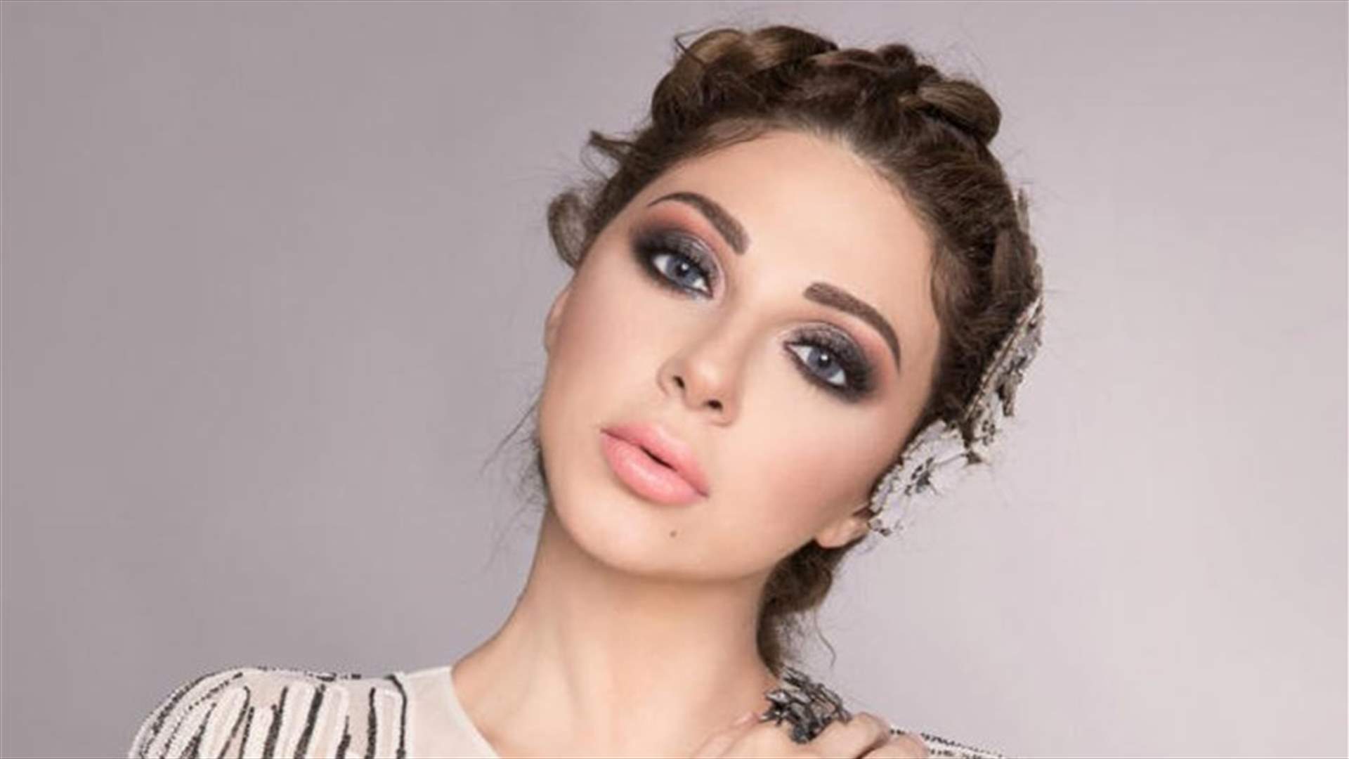ميريام فارس بإطلالة غريبة.. وعديلة تعلّق: "البايبي دول فوق القميص"