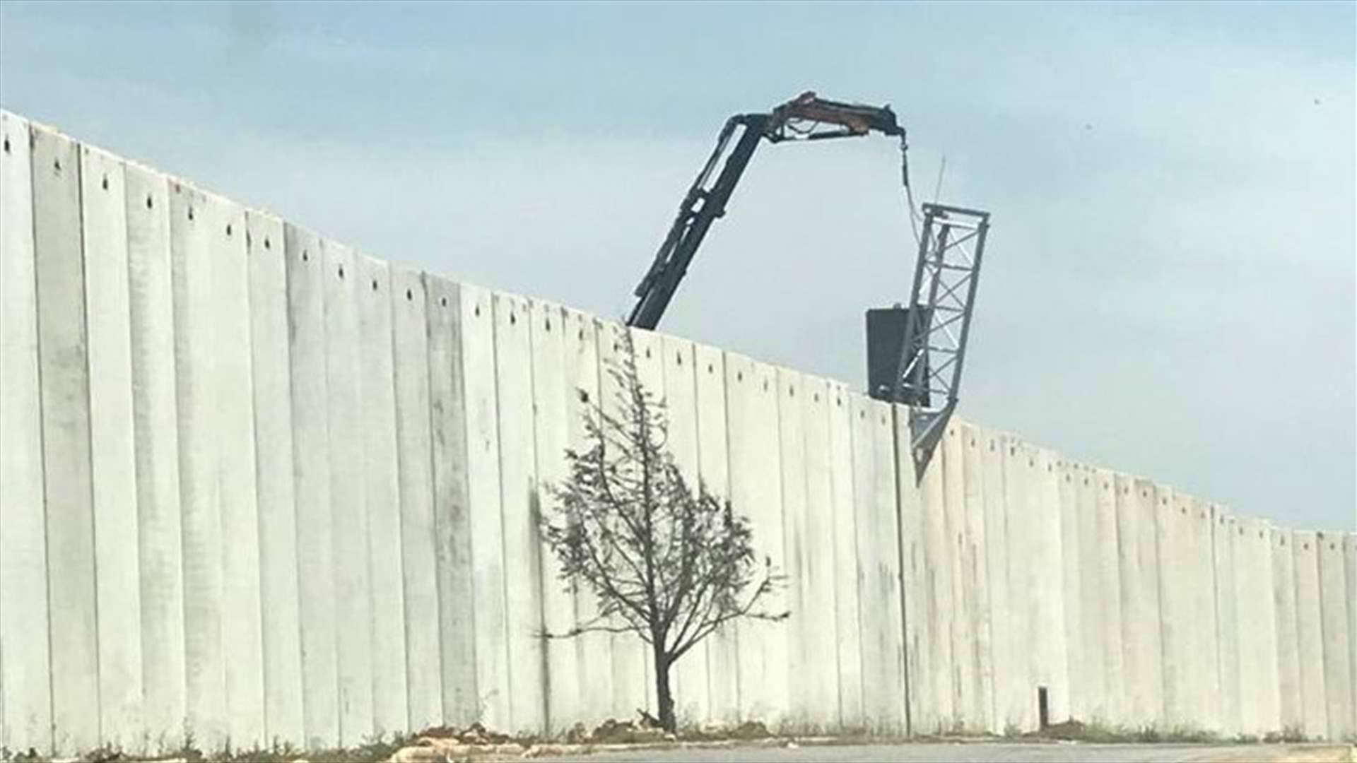 الجيش الاسرائيلي قام بتركيب 3 أبراج مراقبة فوق الجدار الاسمنتي مقابل طريق عام كفركلا