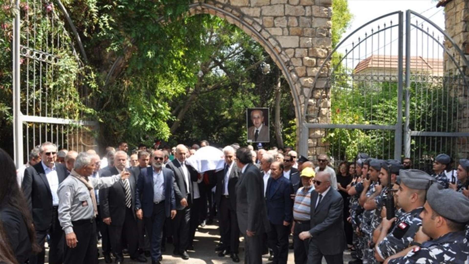 لبنان ودع عبد اللطيف الزين في مأتم رسمي وشعبي وعون منحه وسام الاستحقاق اللبناني المذهب الدرجة الأولى (صور)