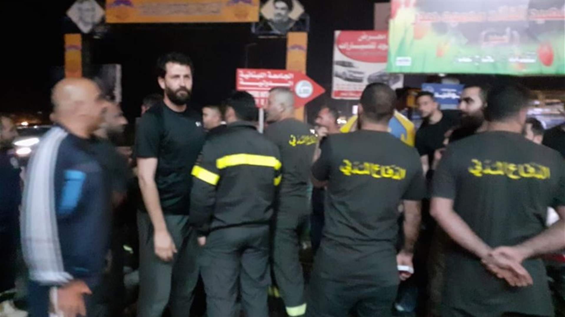 متطوعو الدفاع المدني قطعوا طريق صيدا - صور إحتجاجا على الممطالة في تثبيتهم